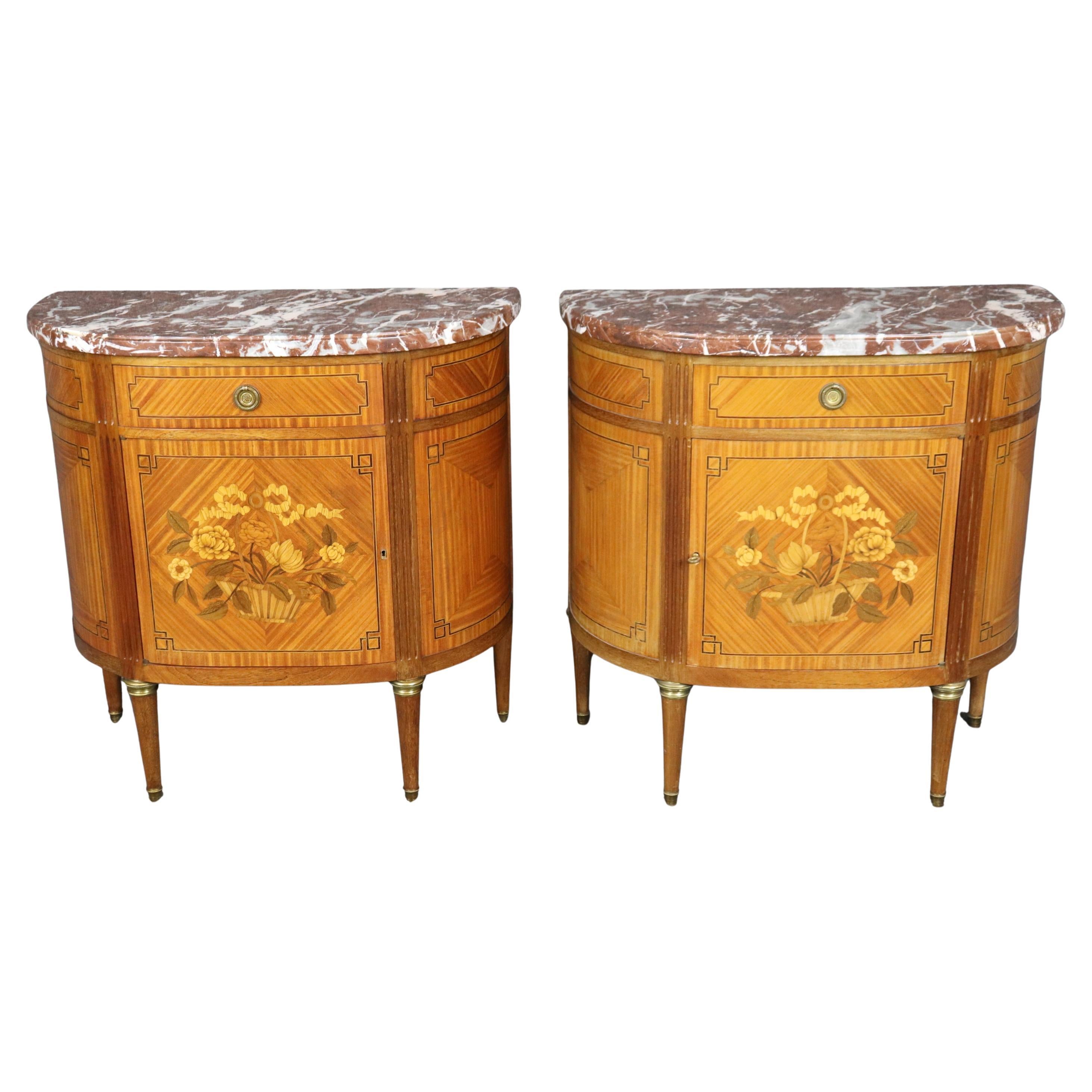 Coppia di commodes francesi Luigi XVI con piano in marmo intarsiato in legno satinato di qualità eccellente