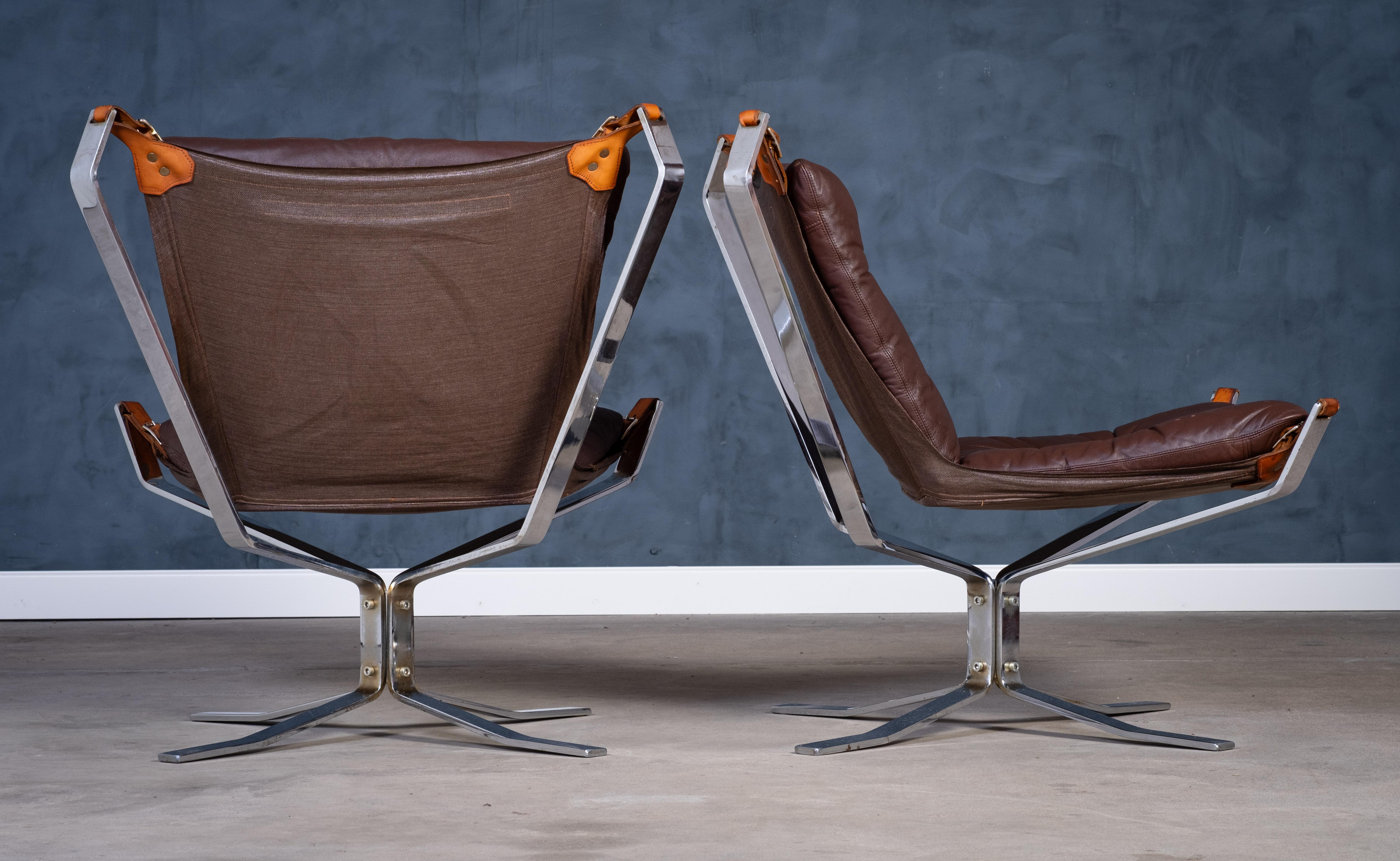 Paire de fauteuils en cuir 