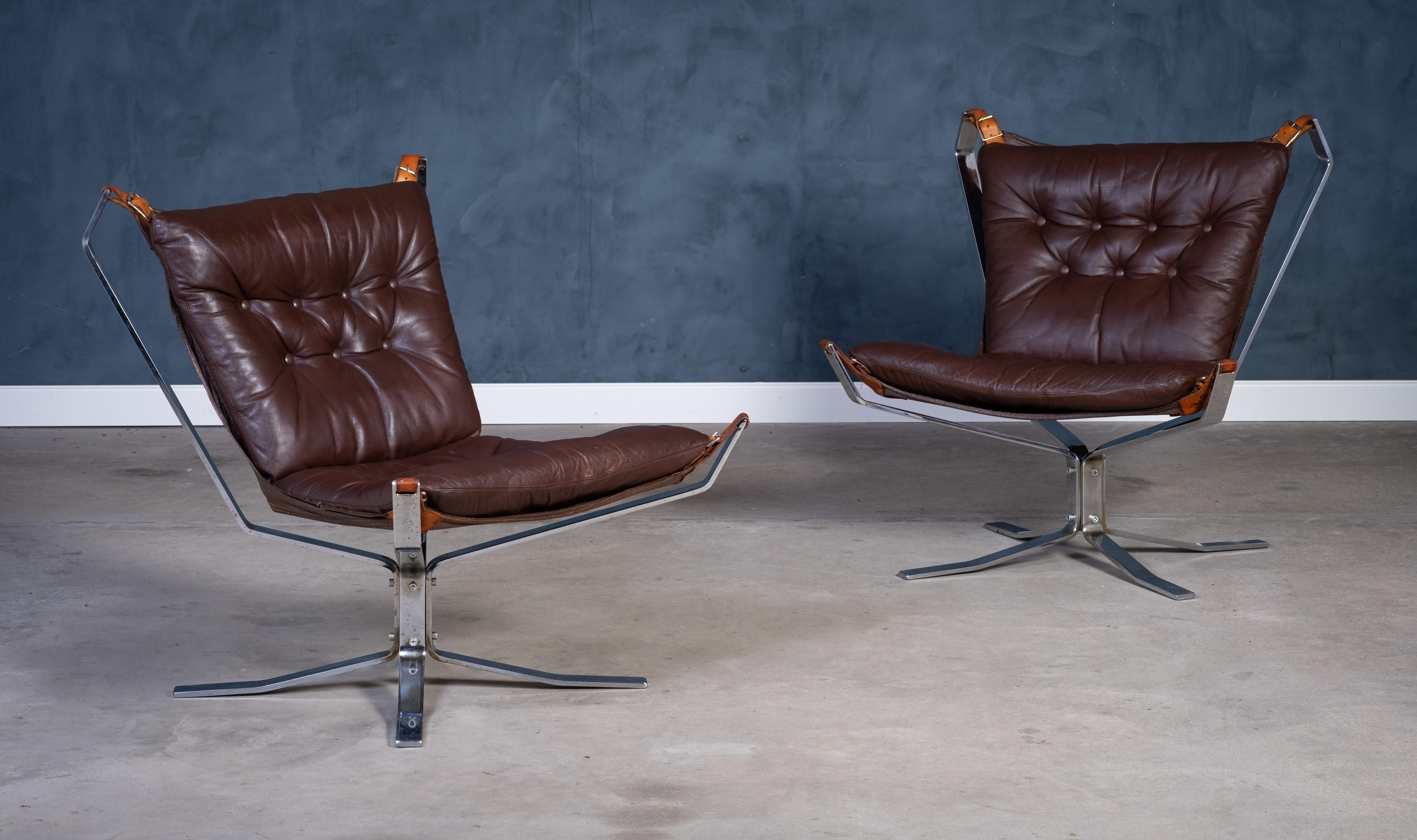 Paire de fauteuils en cuir 