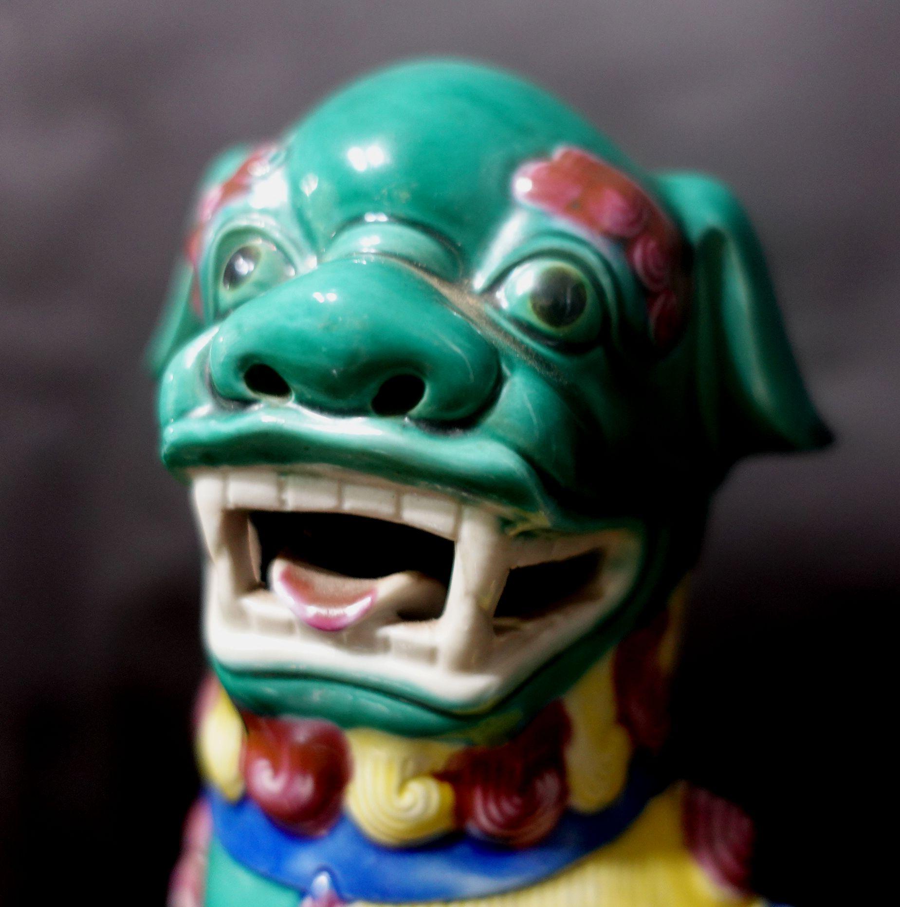  Paire de grands chiens Foo en porcelaine émaillée Famille Verte de Chine (14,5