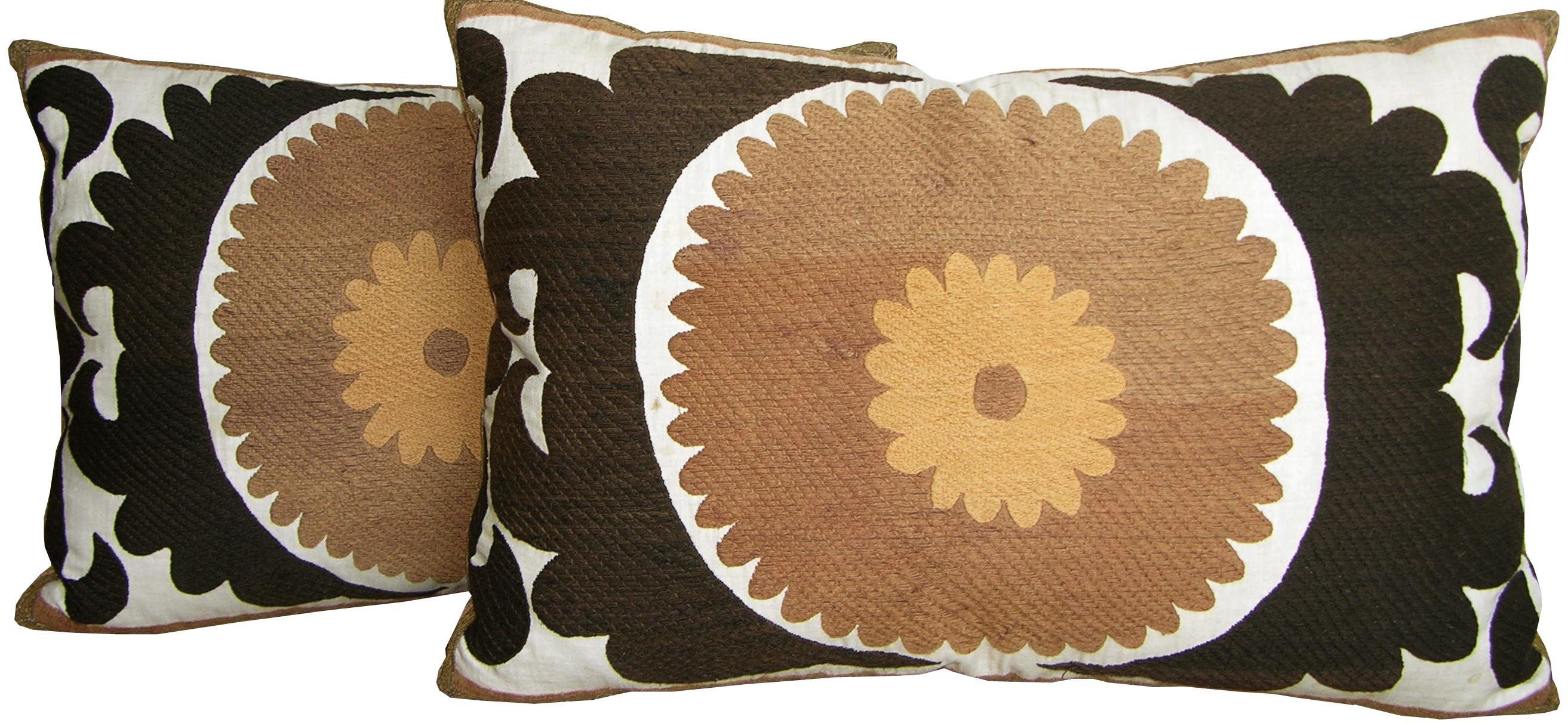 Pair of Suzani Pillows, circa 1920  1587p   1588p  :   Y & B Bolour In Good Condition In Los Angeles, CA