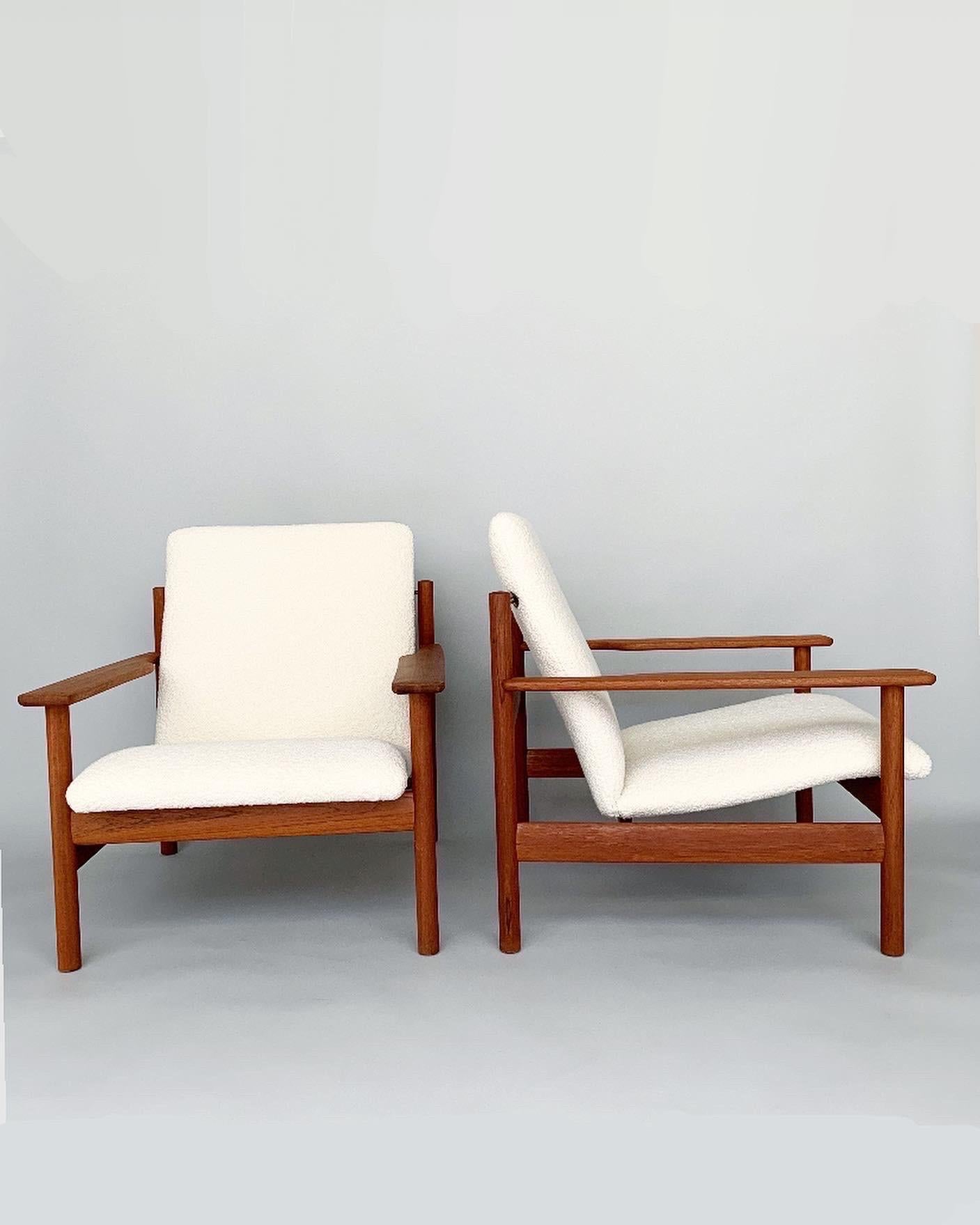 Pair of Sven Ivar Dysthe lounge chairs, model No. 1001 for Dokka Møbler in Norway, 1960s.

Made of solid teak with details in nickel plated steel, new upholstered in cream white wool bouclé fabric, model Karakorum by Dedar Milano.

Width: 71