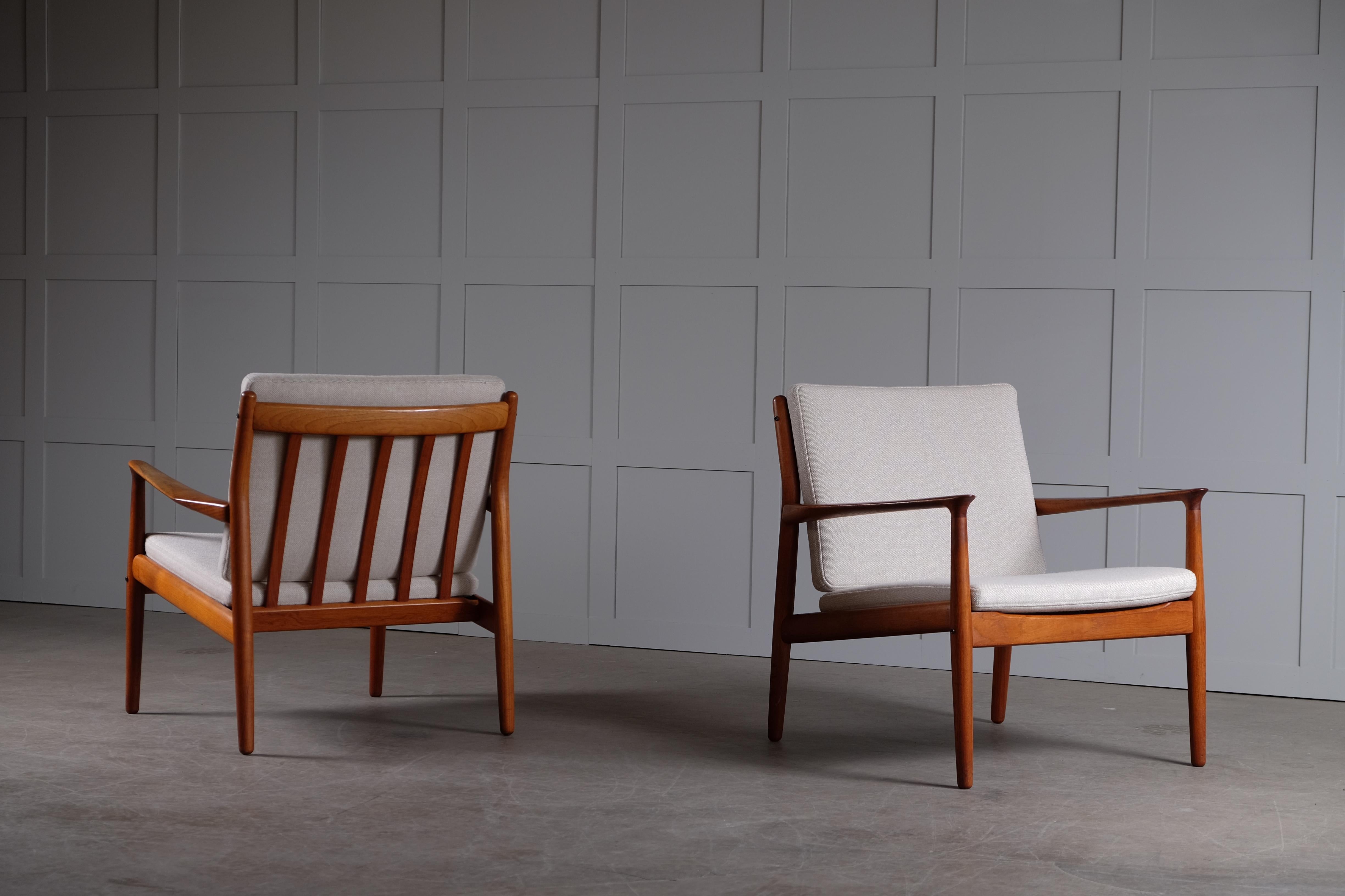 Pair of Svend Aage Eriksen easy chairs, Denmark, 1960s. Newly upholstered cushions in Hallingdal wool fabric from Kvadrat, Denmark.