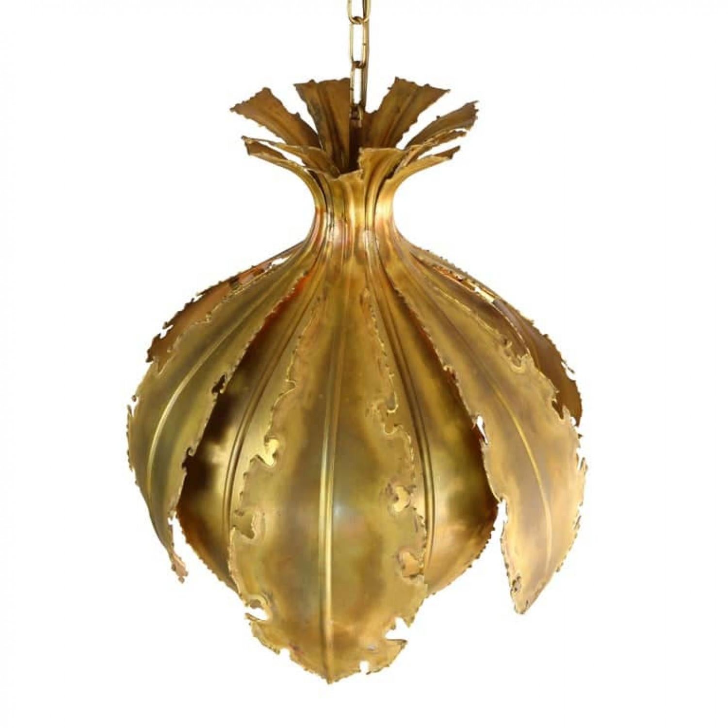 Coppia di lampade a sospensione brutaliste in ottone trattato con acido di Svend Aage per Holm Sorensen. Prodotto in Danimarca negli anni '60. Originale e ben tenuta. Ogni plafoniera a sospensione brutalista è composta da grandi foglie trattate con