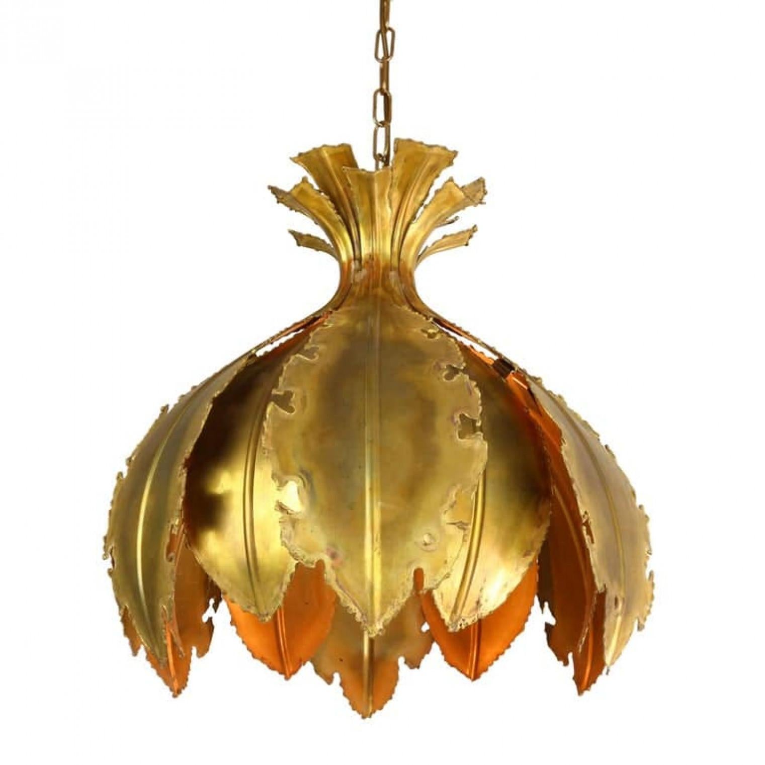 Brutalismo Coppia di lampade a sospensione brutaliste in ottone trattato con acido di Svend Aage per Holm Sorensen in vendita