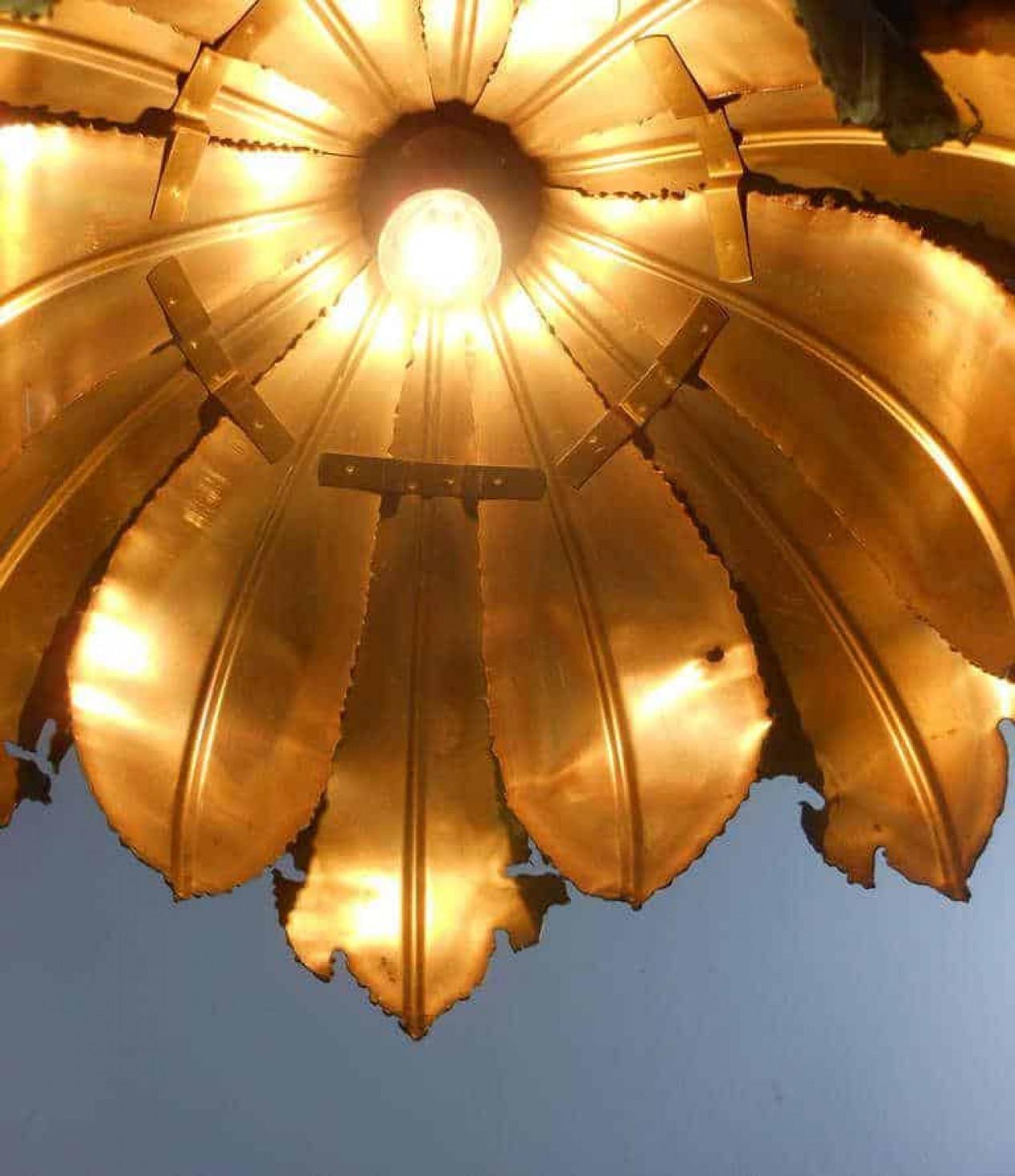 Coppia di lampade a sospensione brutaliste in ottone trattato con acido di Svend Aage per Holm Sorensen In condizioni buone in vendita a Rijssen, NL