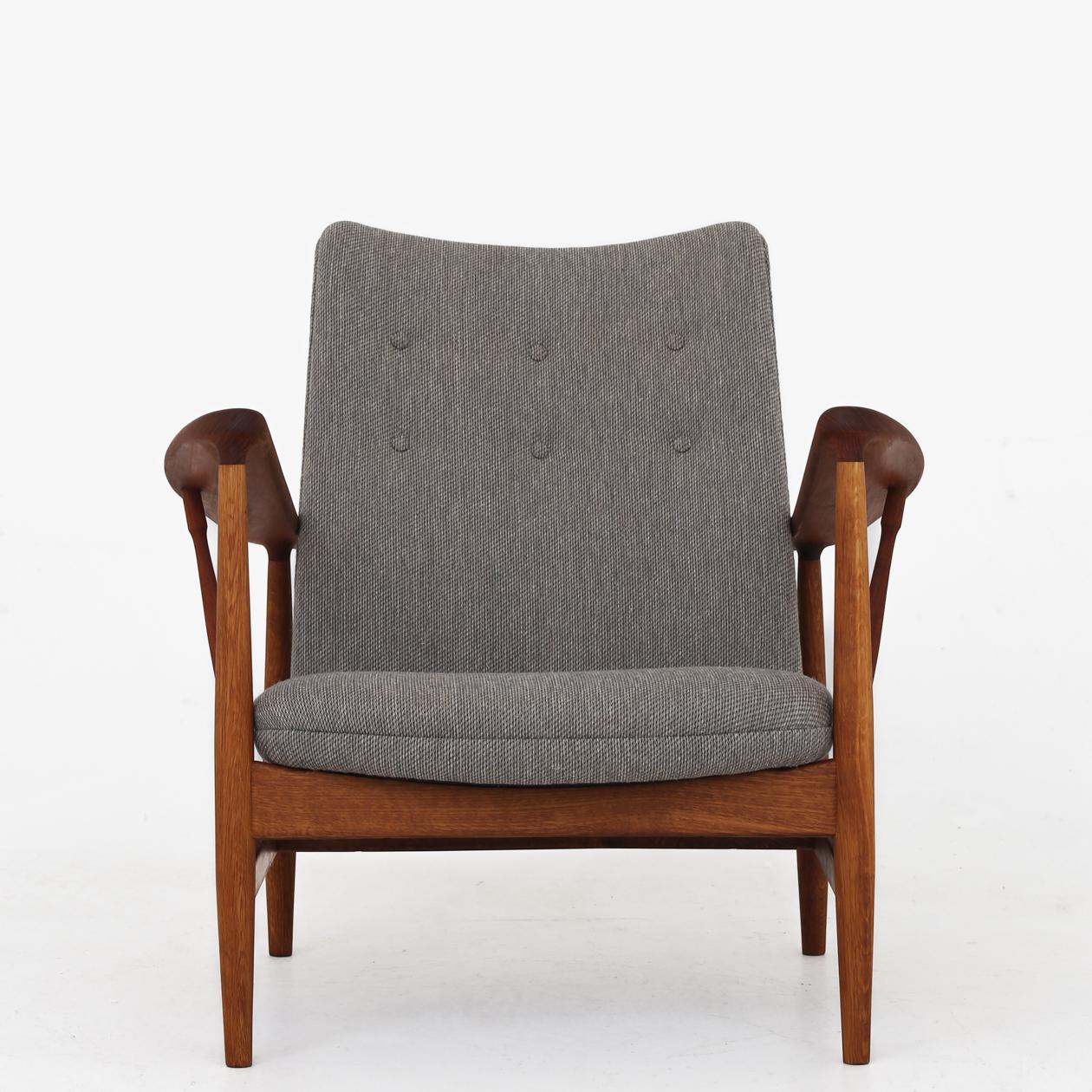 SW 86 - Pair of easy chairs in teak and oak, newly upholstered with new textile from Kjellerup Væveri (COLOR 10-103). Finn Juhl / Søren Willadsen.