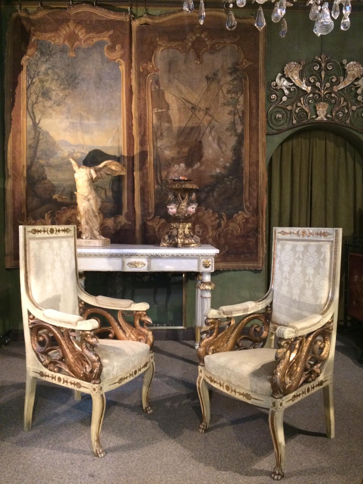 Pair of armchairs sculpted, painted and gilded armchairs, the armrest sculpted with wooden golden swans.
Original silk
Poplar.
Late 19th century
Italy
Published by Elle norge.