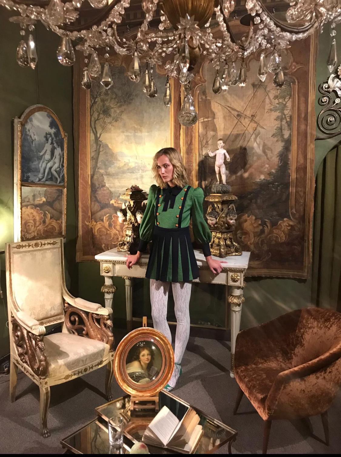 Pair of Swan 19th Century Armchairs In Fair Condition For Sale In Paris, FR