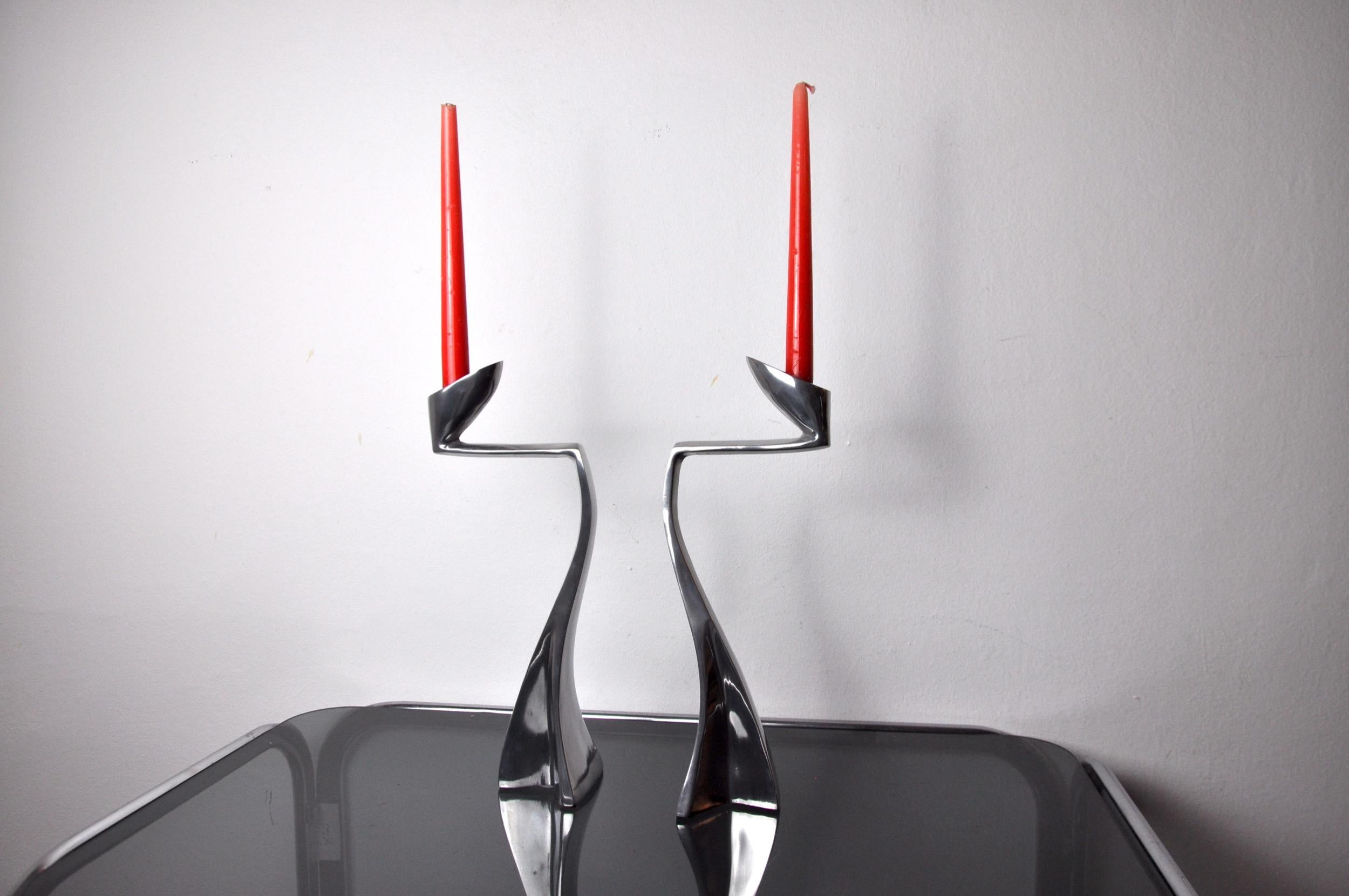 Pair of swam candlesticks designed and produced by Matthew Hilton for SCP England in England in the 1980s.

Set of two brutalist-shaped aluminum candlesticks reminiscent of the shape of swans.

Beautiful decorative objects that will bring a real