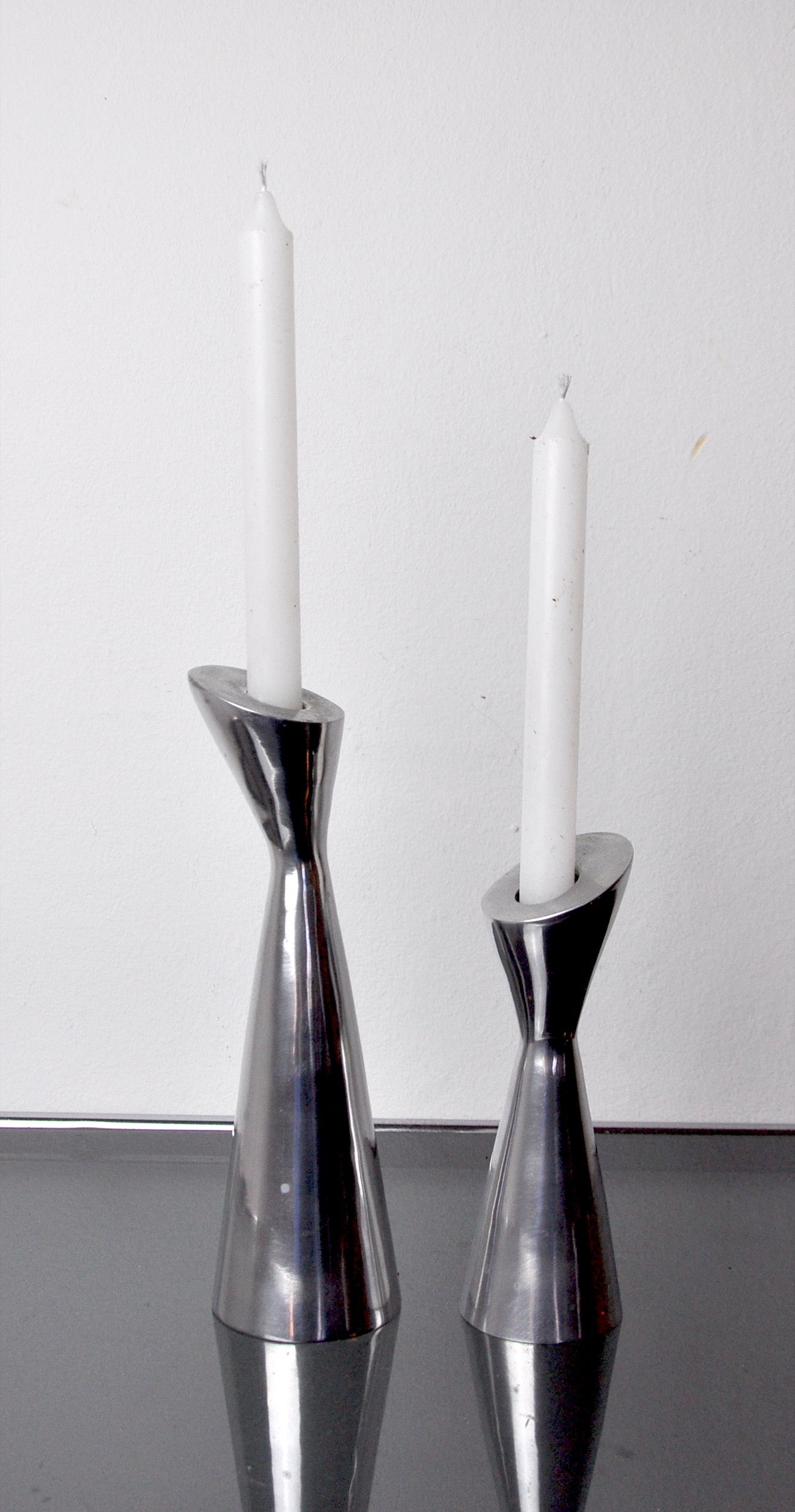 Pair of swam candlesticks designed and produced by Matthew Hilton for scp england in england in the 1980s.

Set of two aluminum candle holders reminiscent of the shape of swans.

Beautiful decorative objects that will bring a real design touch