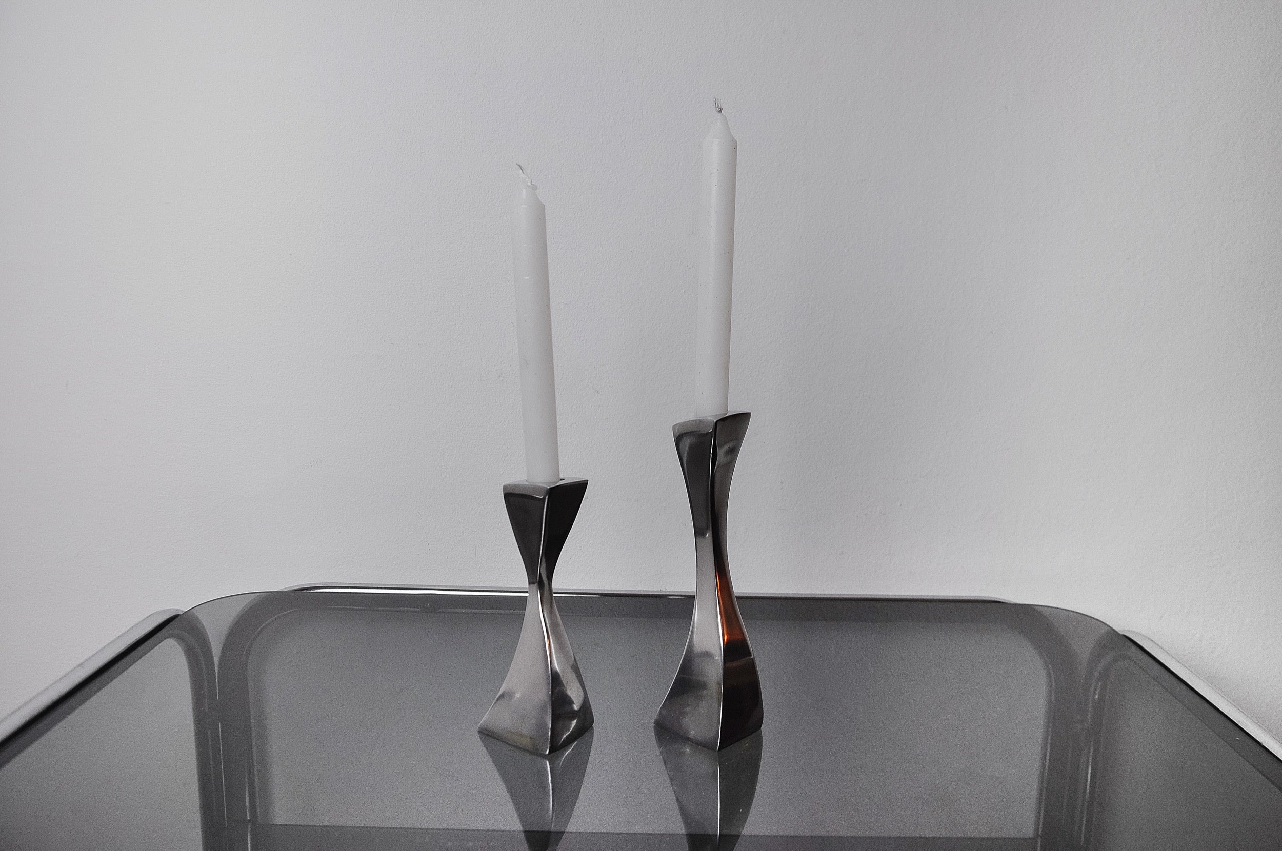 Pair of swan candle holders designed and produced by matthew hilton for scp England in England in the 1980s.
Set of two aluminium candle holders reminiscent of the shape of swans.
Beautiful decorative objects that will bring a real design touch to