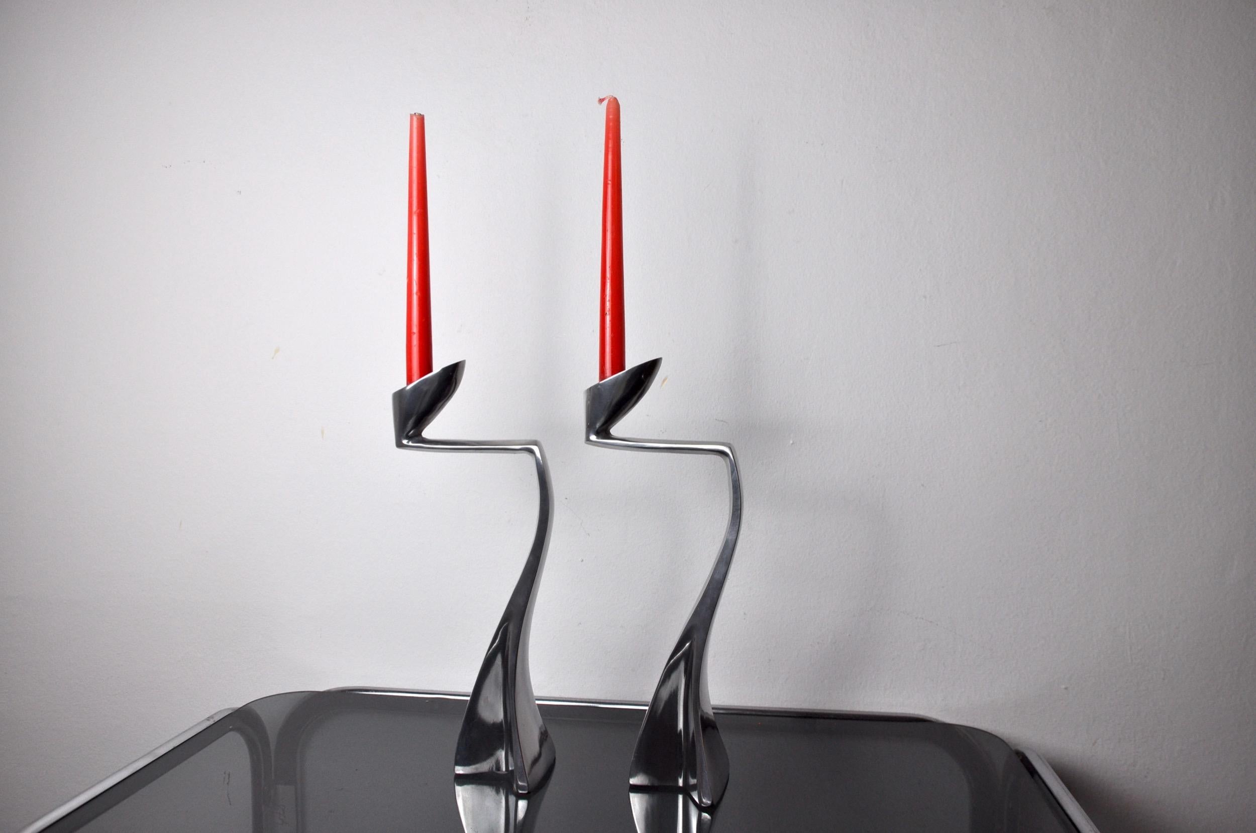 Ein Paar Schwanen-Kerzenständer von Matthew Hilton, England, 1980 im Zustand „Gut“ im Angebot in BARCELONA, ES