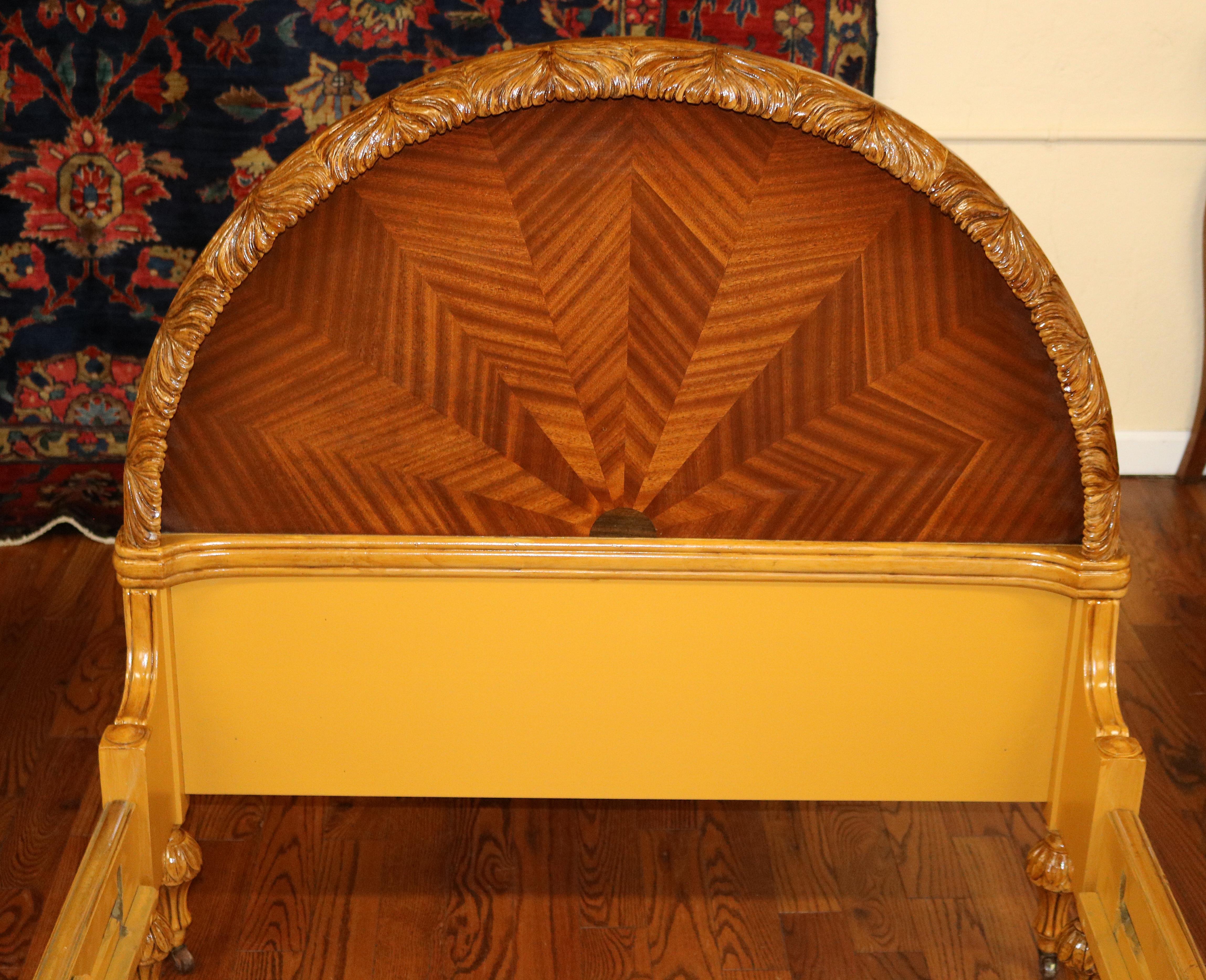 Paire de lits jumeaux en bois de roi, sculptés, décorés et incrustés de Swan Circa 1920 en vente 7
