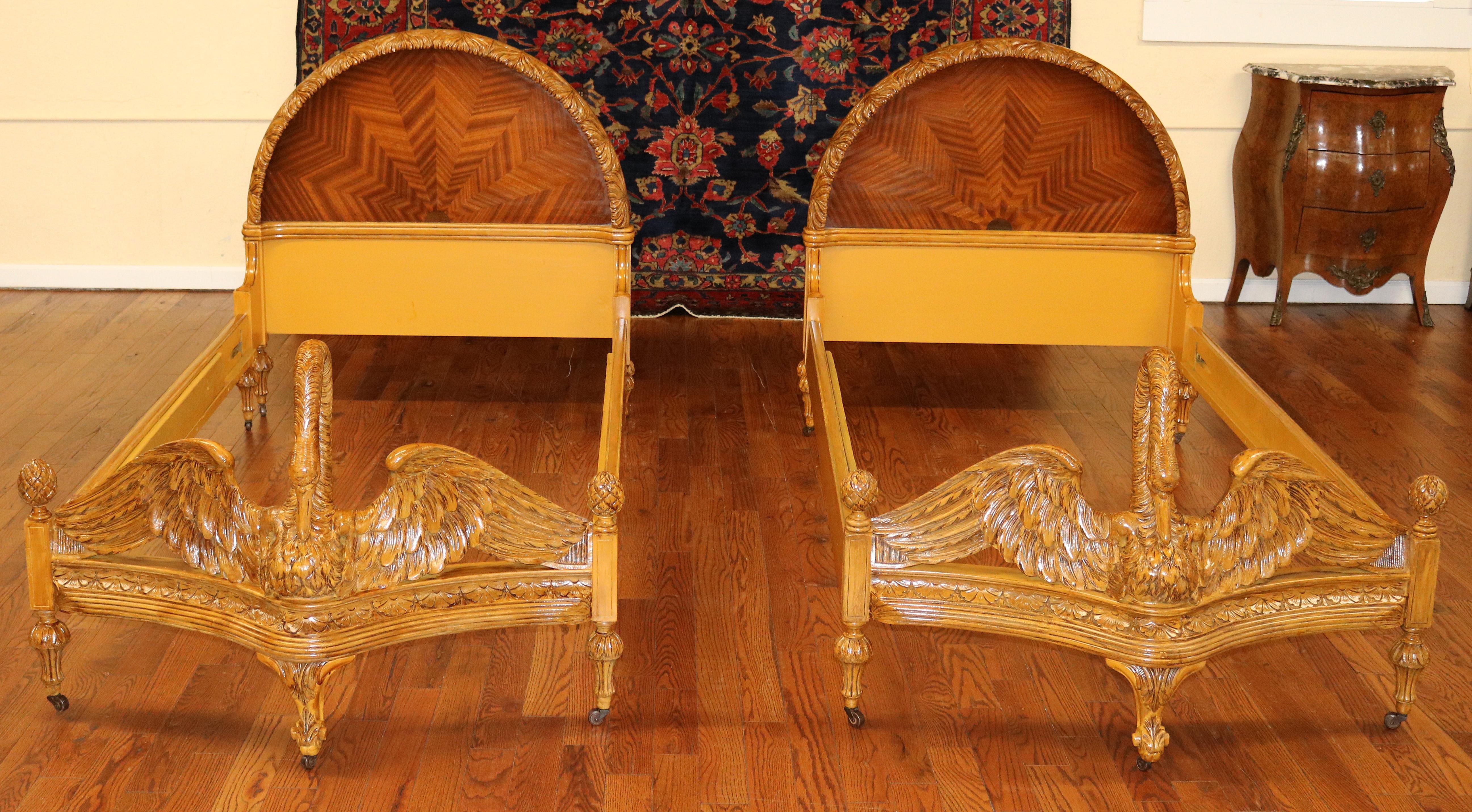 Paire de lits jumeaux en bois de roi, sculptés, décorés et incrustés de Swan Circa 1920

Dimensions : 44