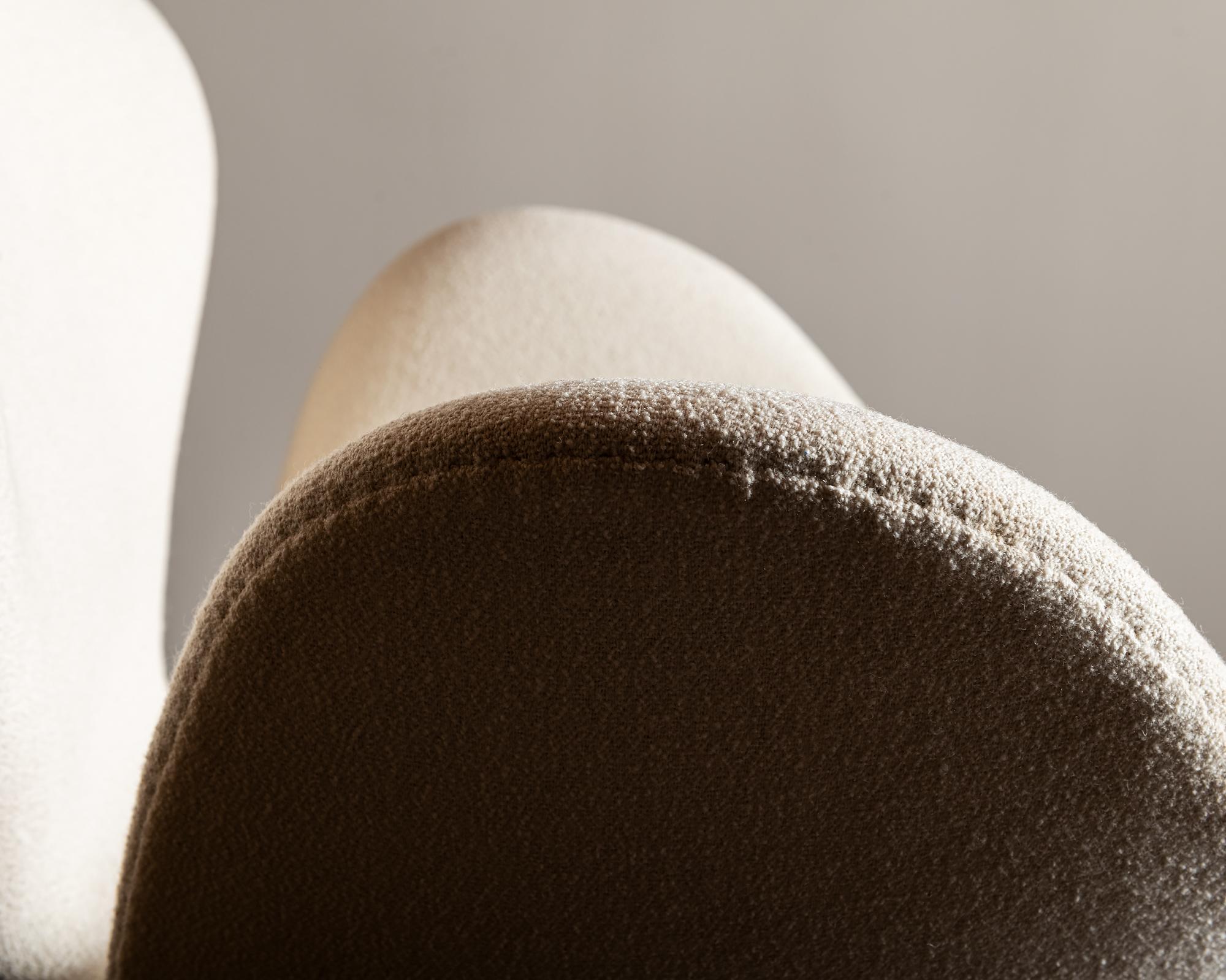 Pair of Swan Chairs by Arne Jacobsen for Fritz Hansen, Denmark 2