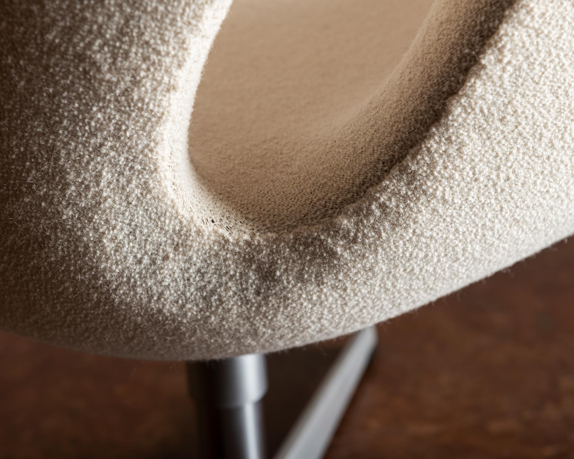 Pair of Swan Chairs by Arne Jacobsen for Fritz Hansen, Denmark 3