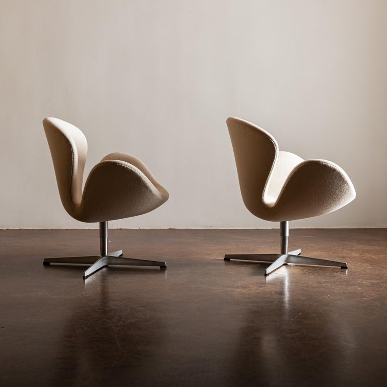 An iconic form designed by Arne Jacobsen for Fritz Hansen. Upholstered in off-white chenille fabric on brushed-aluminum, four-star base. Designed in the 1960s, a recent re-edition by Fritz Hansen, mid 2000s.