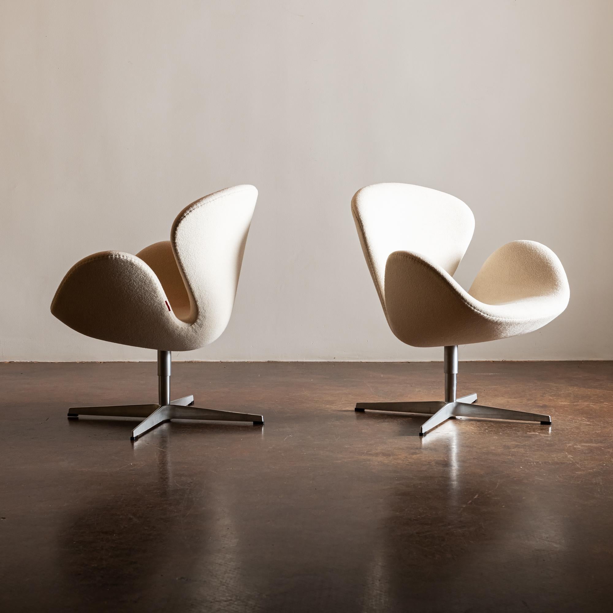 Scandinavian Modern Pair of Swan Chairs by Arne Jacobsen for Fritz Hansen, Denmark