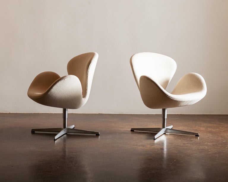 Danish Pair of Swan Chairs by Arne Jacobsen for Fritz Hansen, Denmark