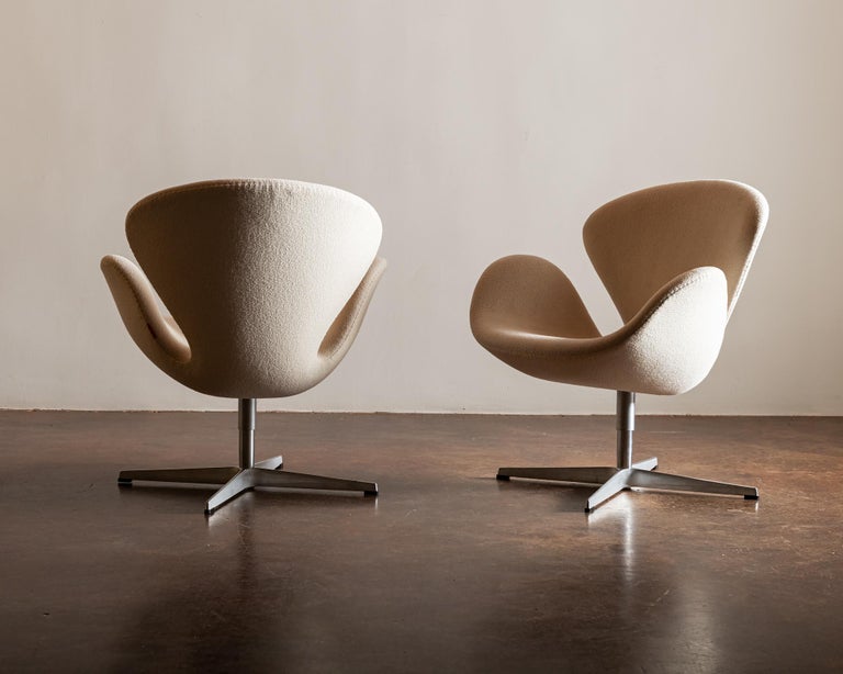 Brushed Pair of Swan Chairs by Arne Jacobsen for Fritz Hansen, Denmark