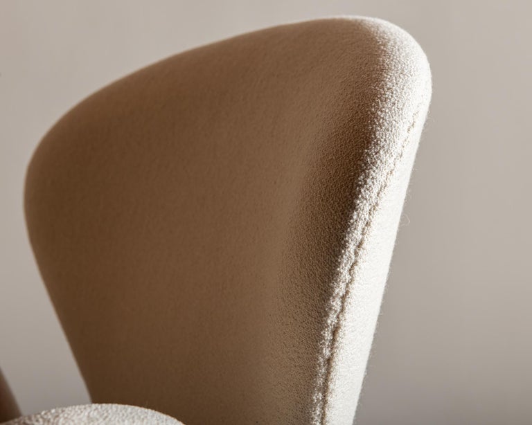 Pair of Swan Chairs by Arne Jacobsen for Fritz Hansen, Denmark In Good Condition In Santa Fe, NM