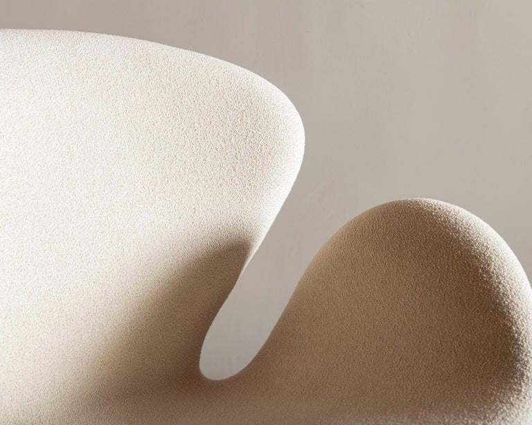 Contemporary Pair of Swan Chairs by Arne Jacobsen for Fritz Hansen, Denmark