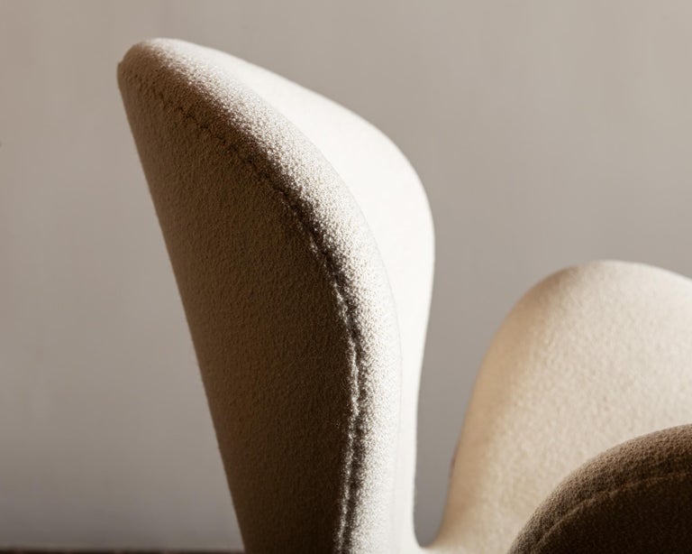 Chenille Pair of Swan Chairs by Arne Jacobsen for Fritz Hansen, Denmark