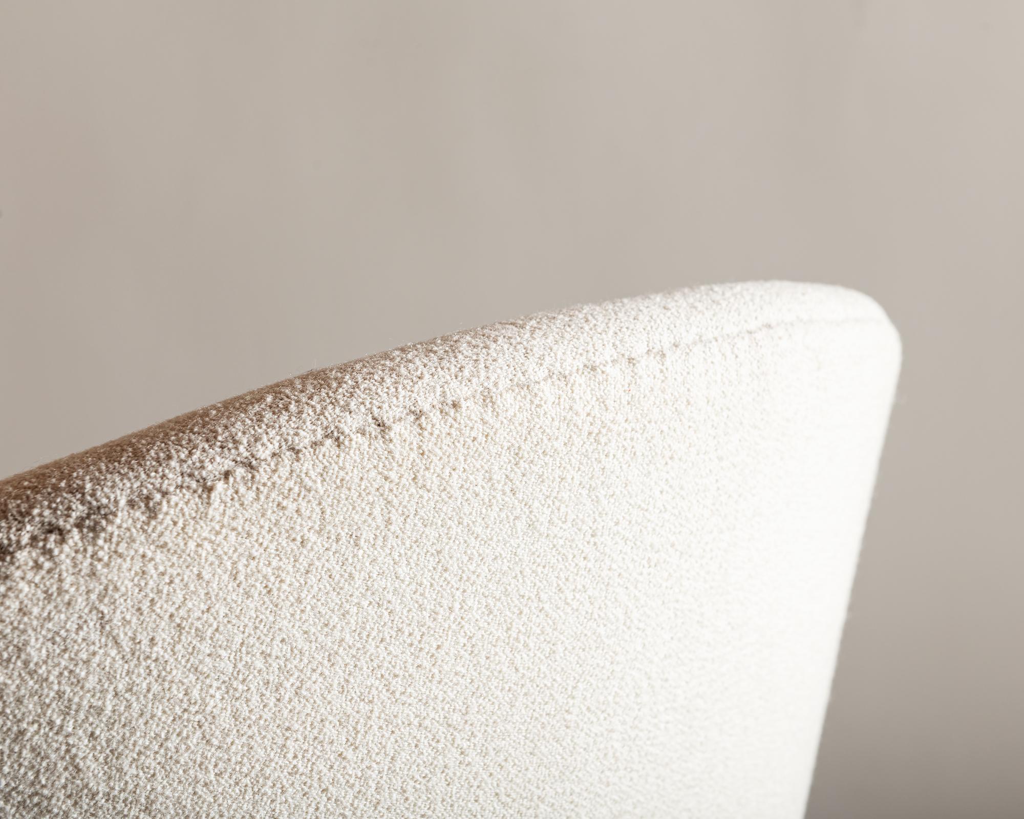 Pair of Swan Chairs by Arne Jacobsen for Fritz Hansen, Denmark 1