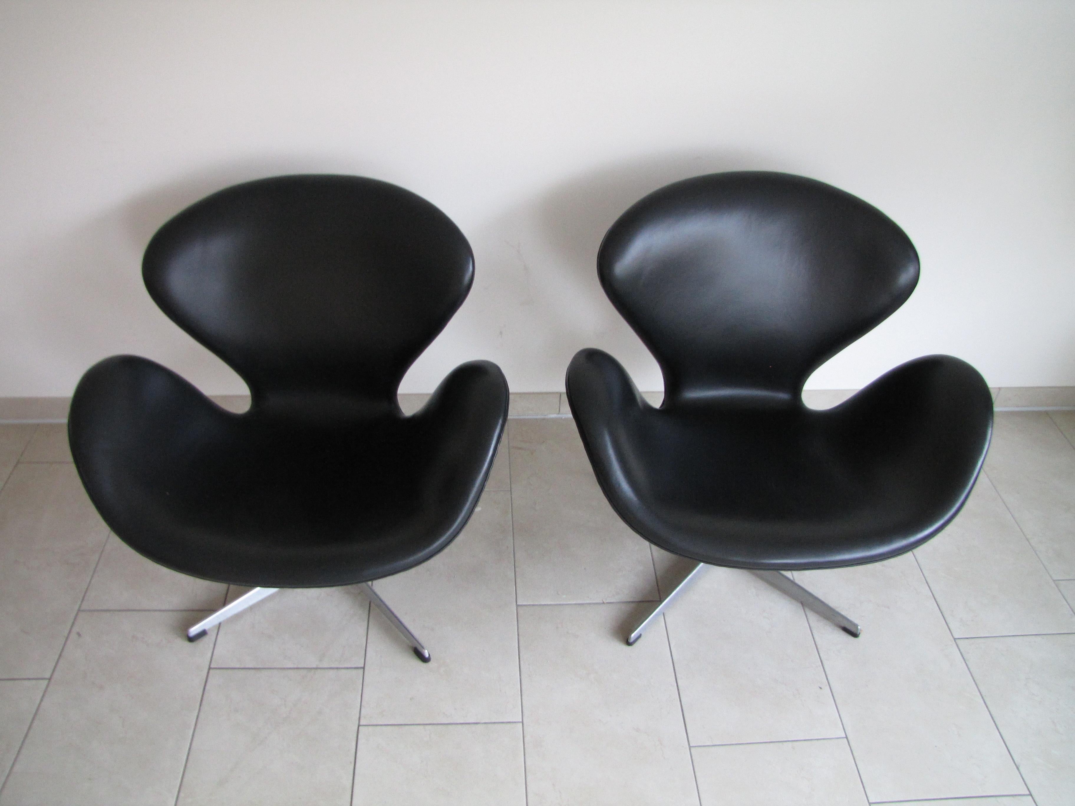 A set of two Swan chairs designed by Arne Jacobsen for Fritz Hansen in 1958.
upholstered in black leather
early production from the 1960s
