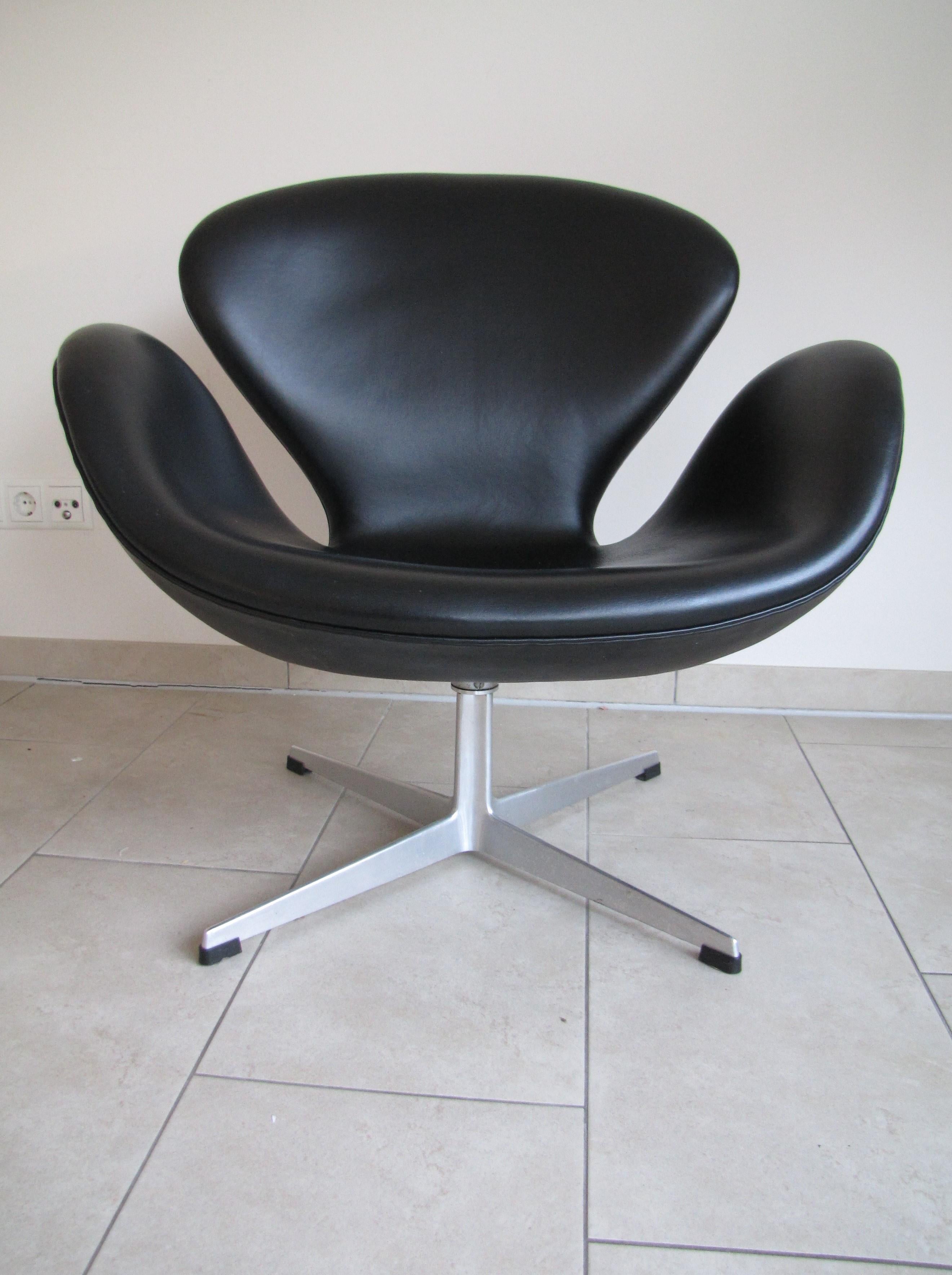 Scandinavian Modern Pair of Swan chairs in black leather by Arne Jacobsen for Fritz Hansen For Sale