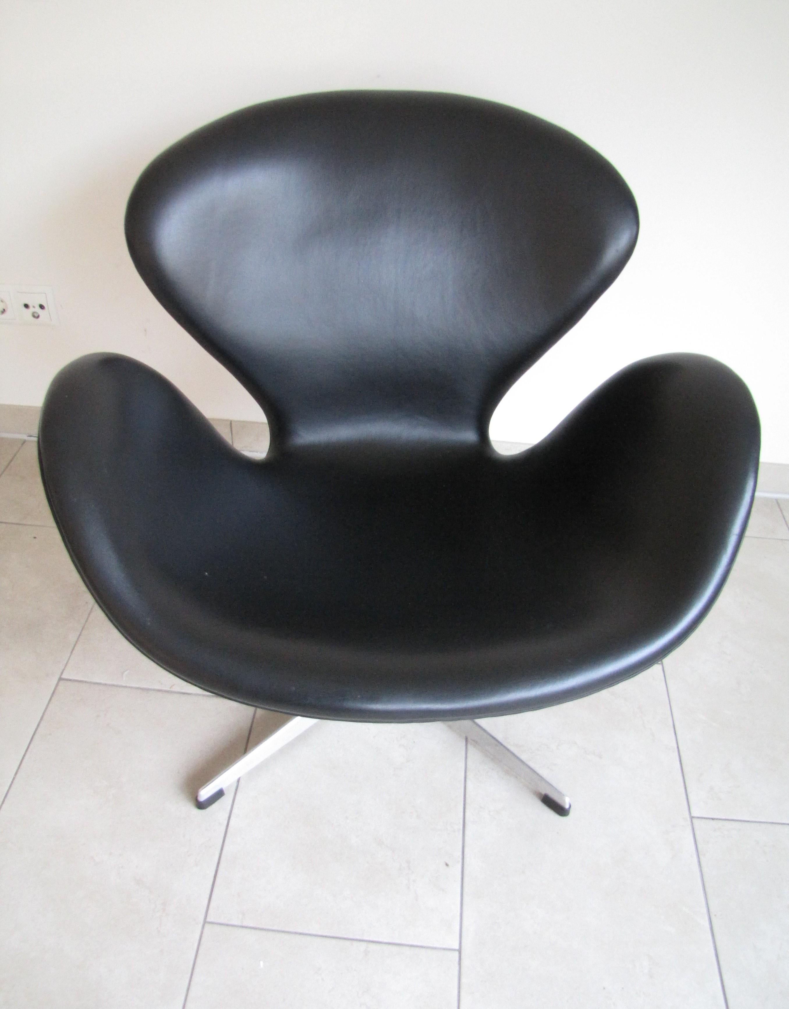 Danois Paire de fauteuils Swan en cuir noir par Arne Jacobsen pour Fritz Hansen en vente