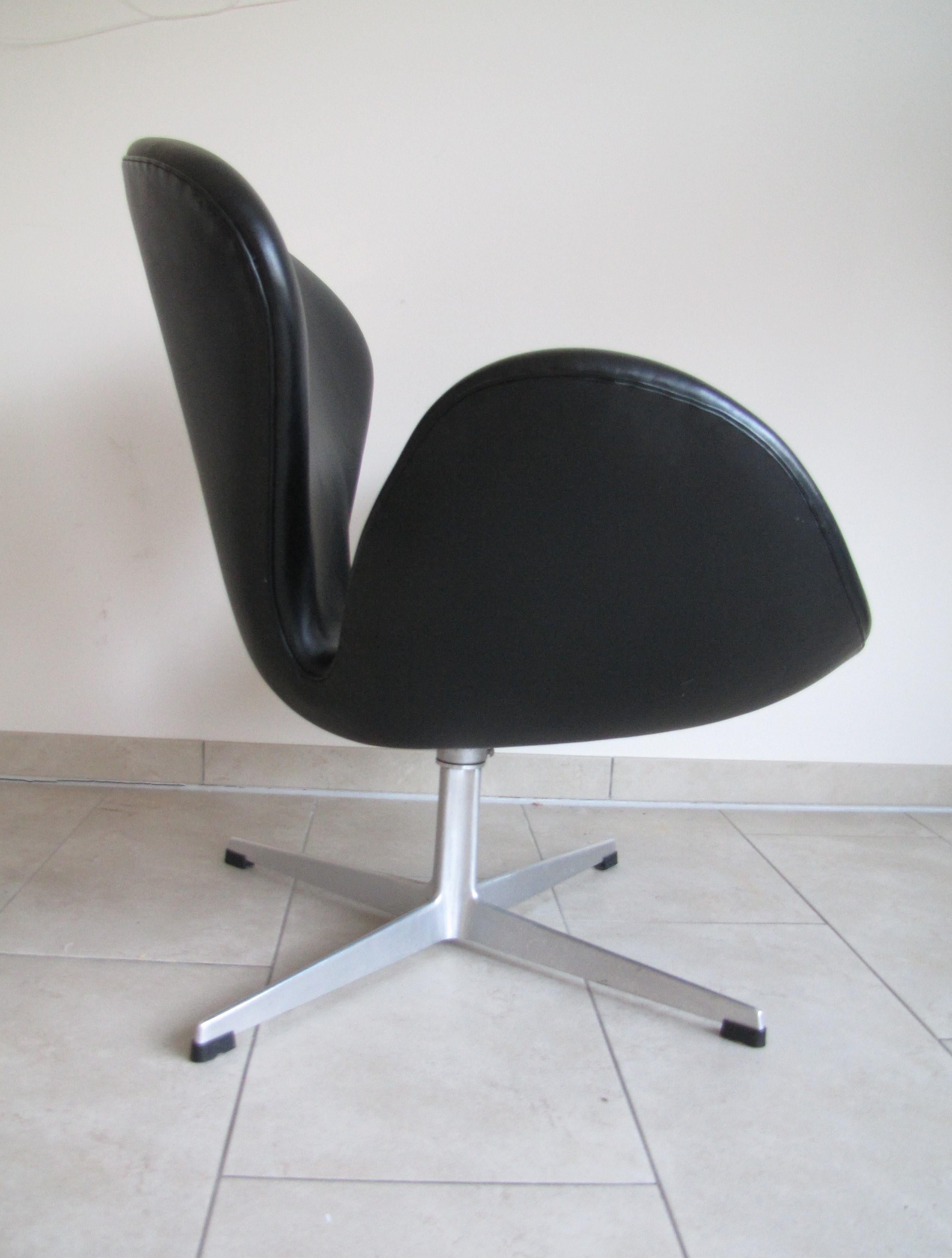 Pair of Swan chairs in black leather by Arne Jacobsen for Fritz Hansen In Good Condition For Sale In Kiel, SH