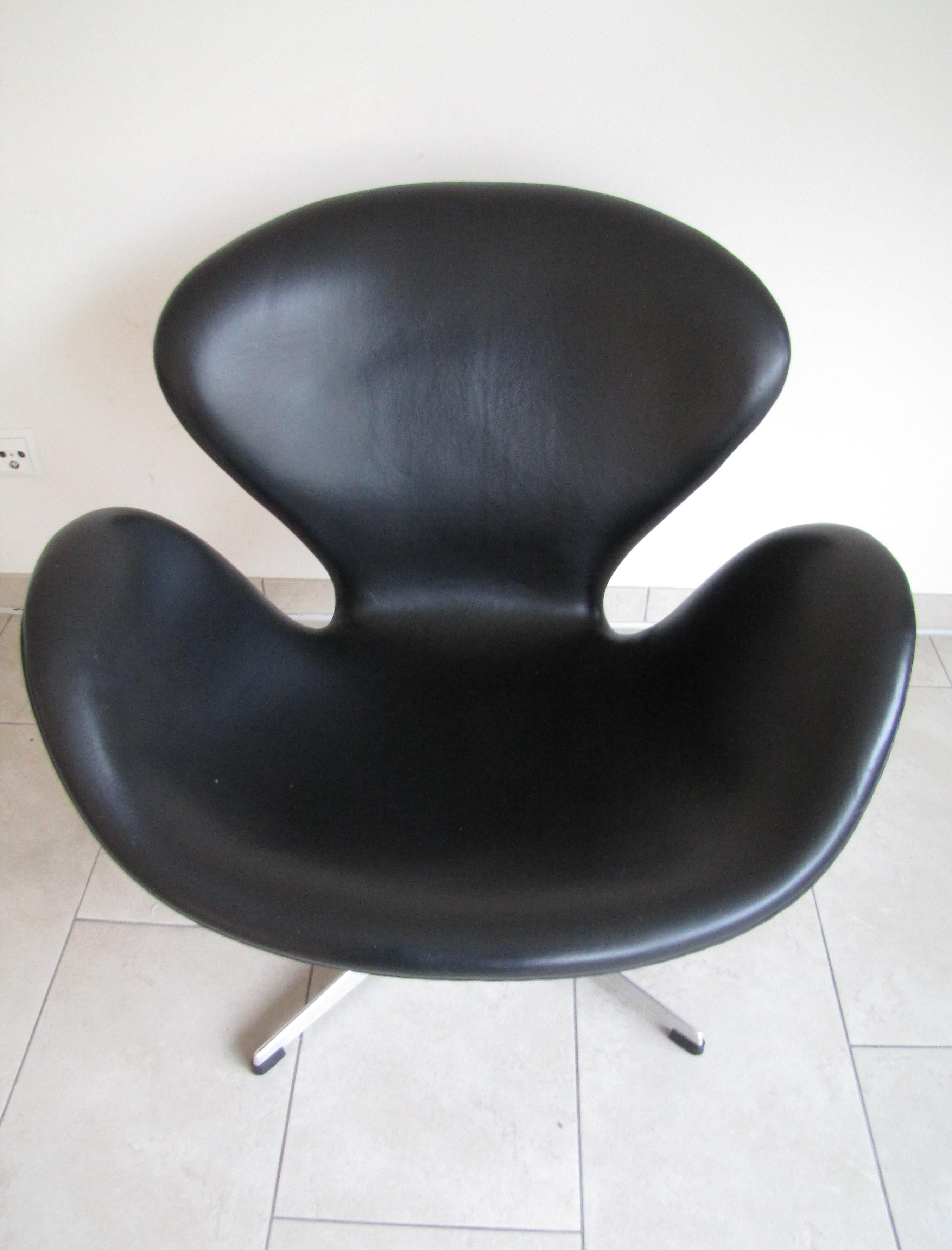 Ein Paar Swan-Stühle aus schwarzem Leder von Arne Jacobsen für Fritz Hansen (Mitte des 20. Jahrhunderts) im Angebot