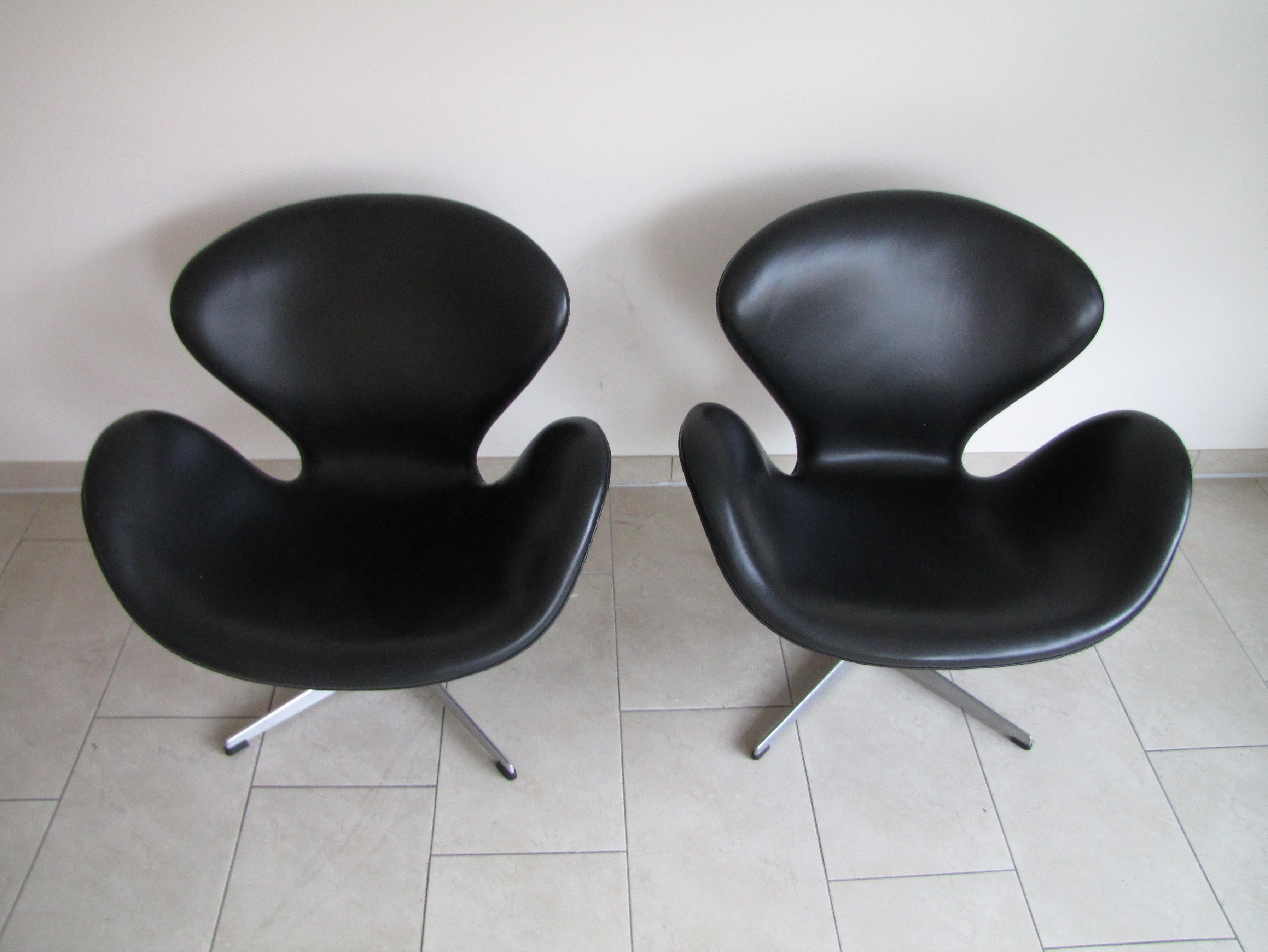 Pair of Swan chairs in black leather by Arne Jacobsen for Fritz Hansen For Sale 1