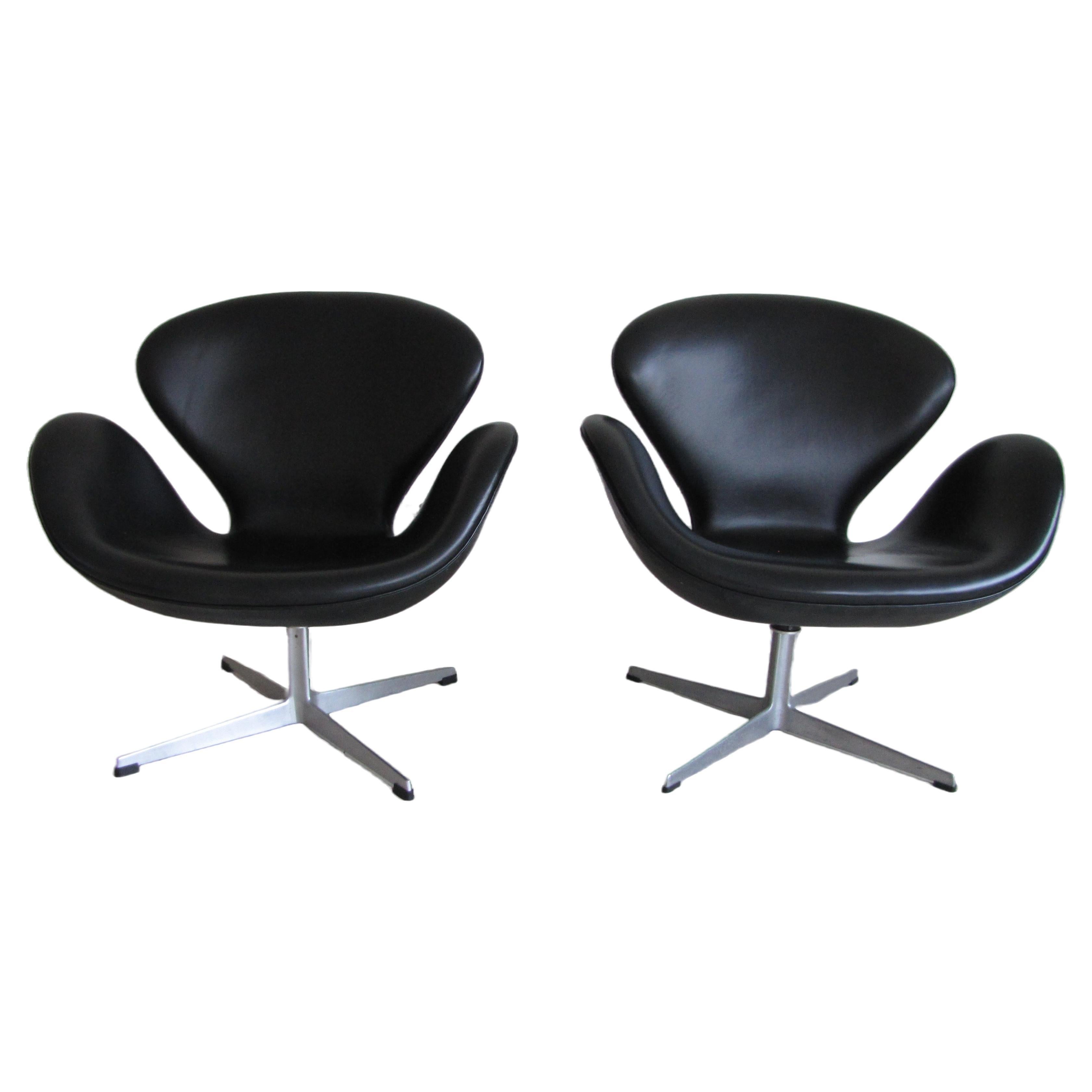Paire de fauteuils Swan en cuir noir par Arne Jacobsen pour Fritz Hansen