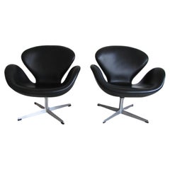 Retro Pair of Swan chairs in black leather by Arne Jacobsen for Fritz Hansen