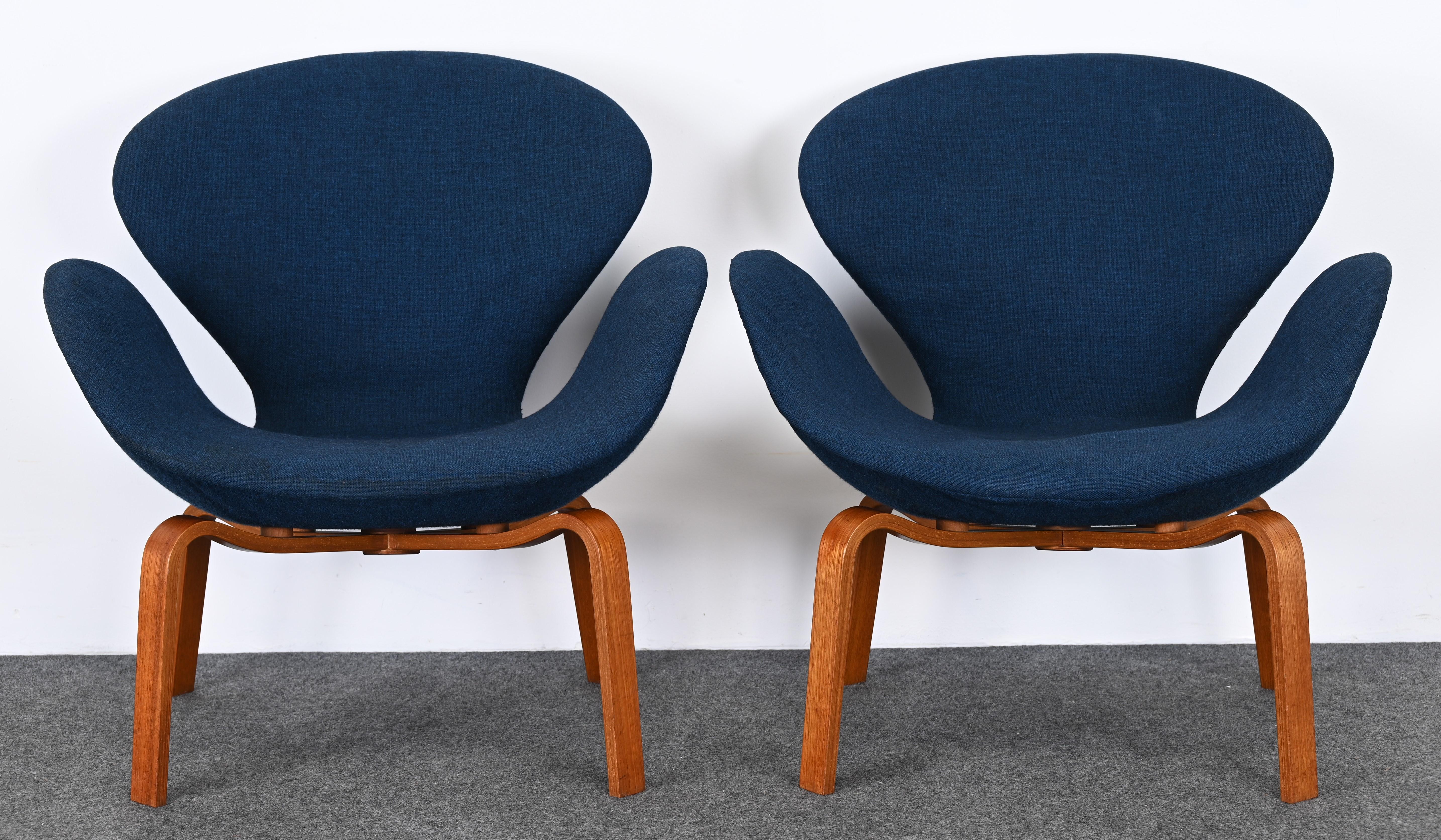 Scandinave moderne Paire de chaises longues « Swan » d'Arne Jacobsen, années 1960