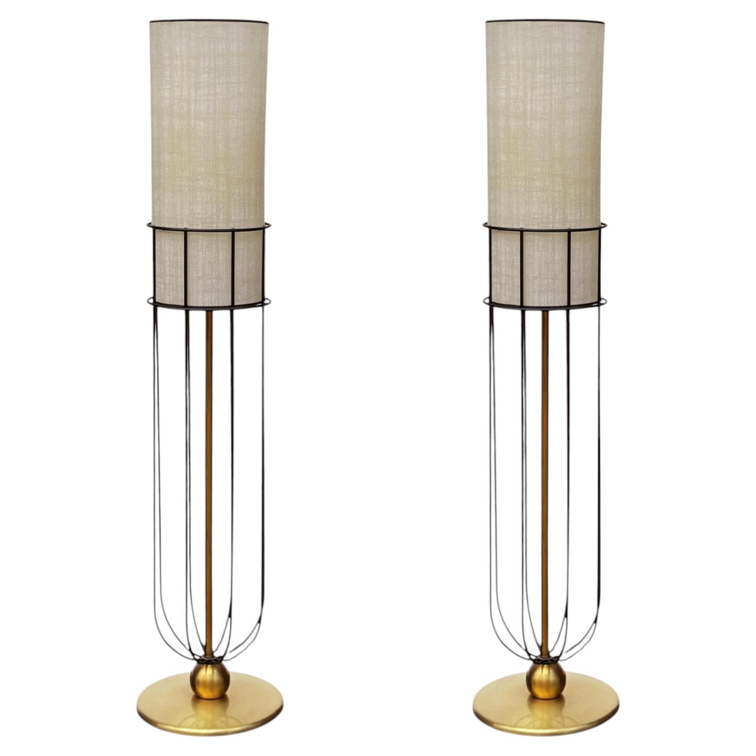 Par de elegantes lámparas de pie retro de los años 50, de estilo «mid-century modern», en latón y negro