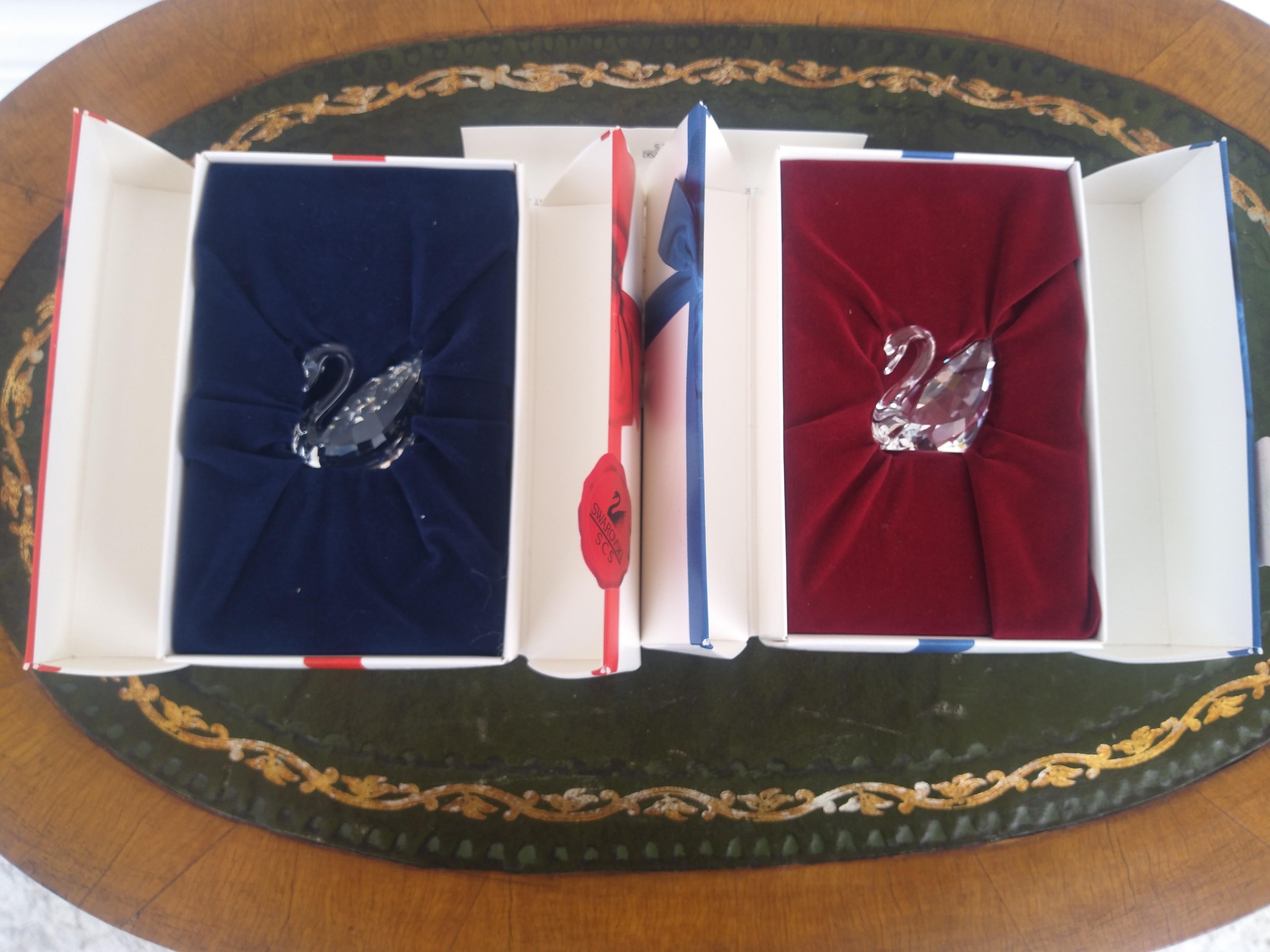 Questa coppia di Swarovski è realizzata in cristallo tagliato. Sono in ottime condizioni e sono nella loro scatola originale.