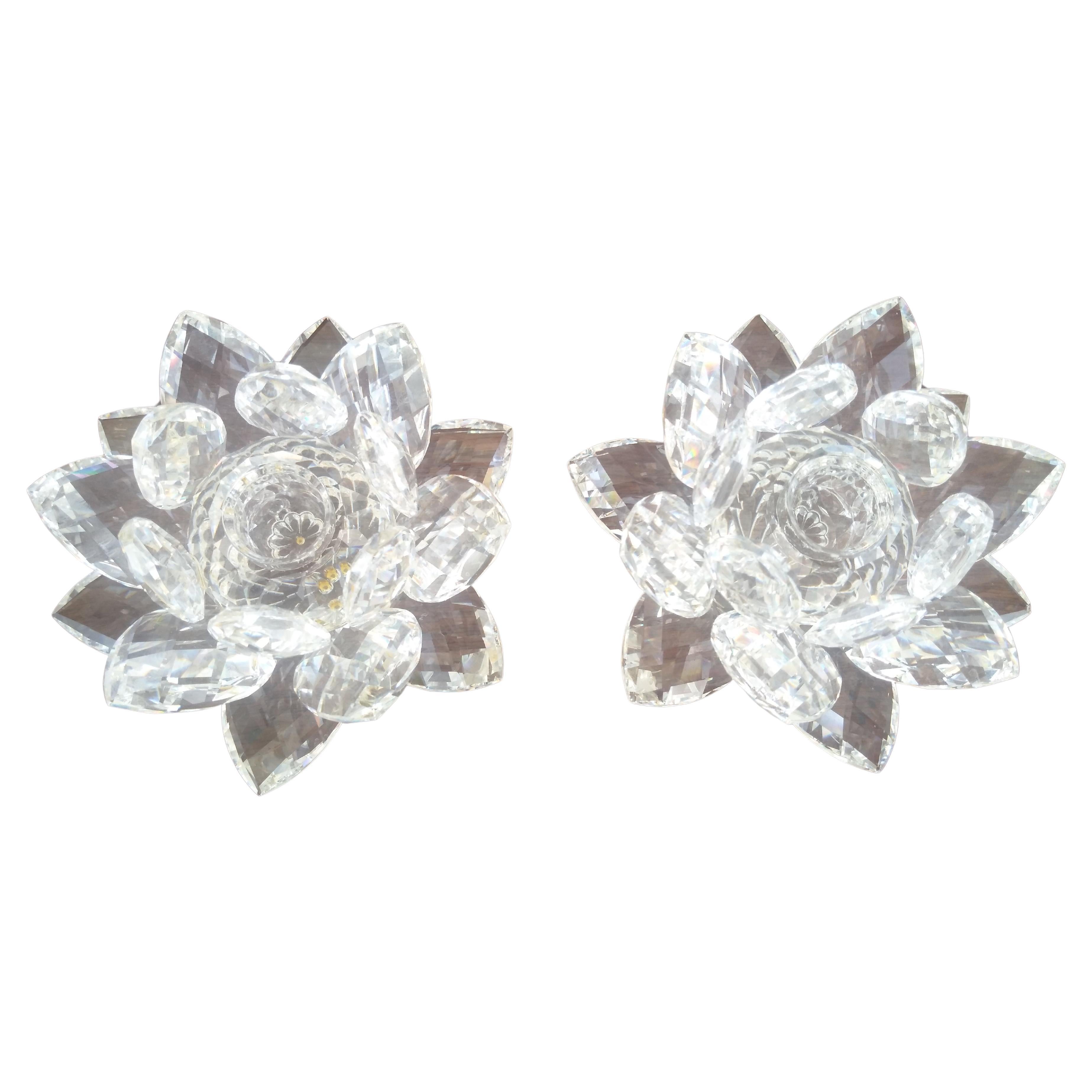 Questi portacandele in cristallo tagliato sono prodotti da Swarovski. Raffigurano ninfee e sono realizzati in cristallo tagliato. Swarovski ha sede a Wattens, in Austria, vicino a una fonte d'acqua che rende possibile il funzionamento delle sue