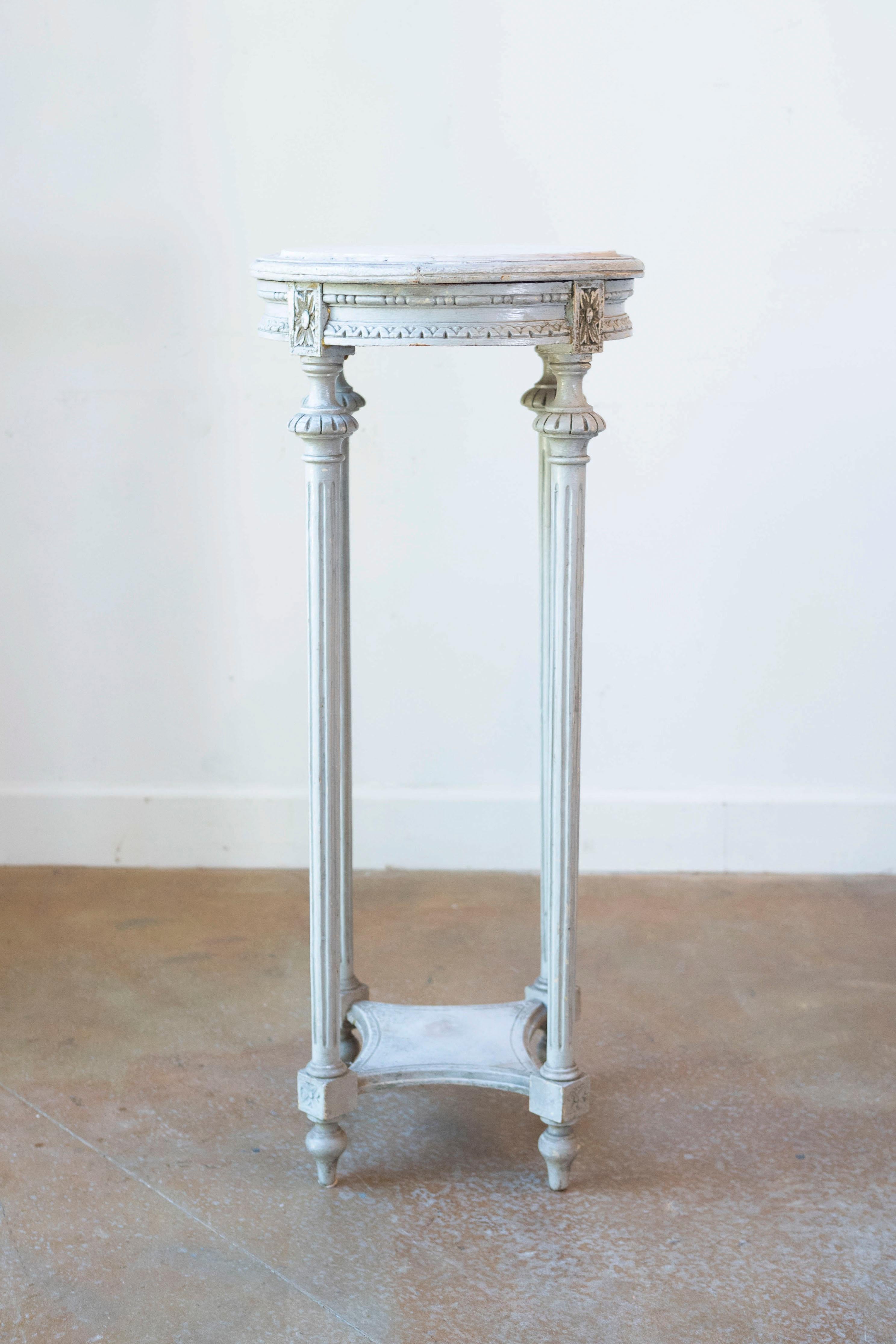 Pair of Swedish 1830s Neoclassical Painted Pedestal Stands with Carrara Marble For Sale 7
