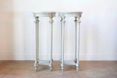 Pareja de pedestales suecos neoclásicos pintados de la década de 1830 con mármol de Carrara