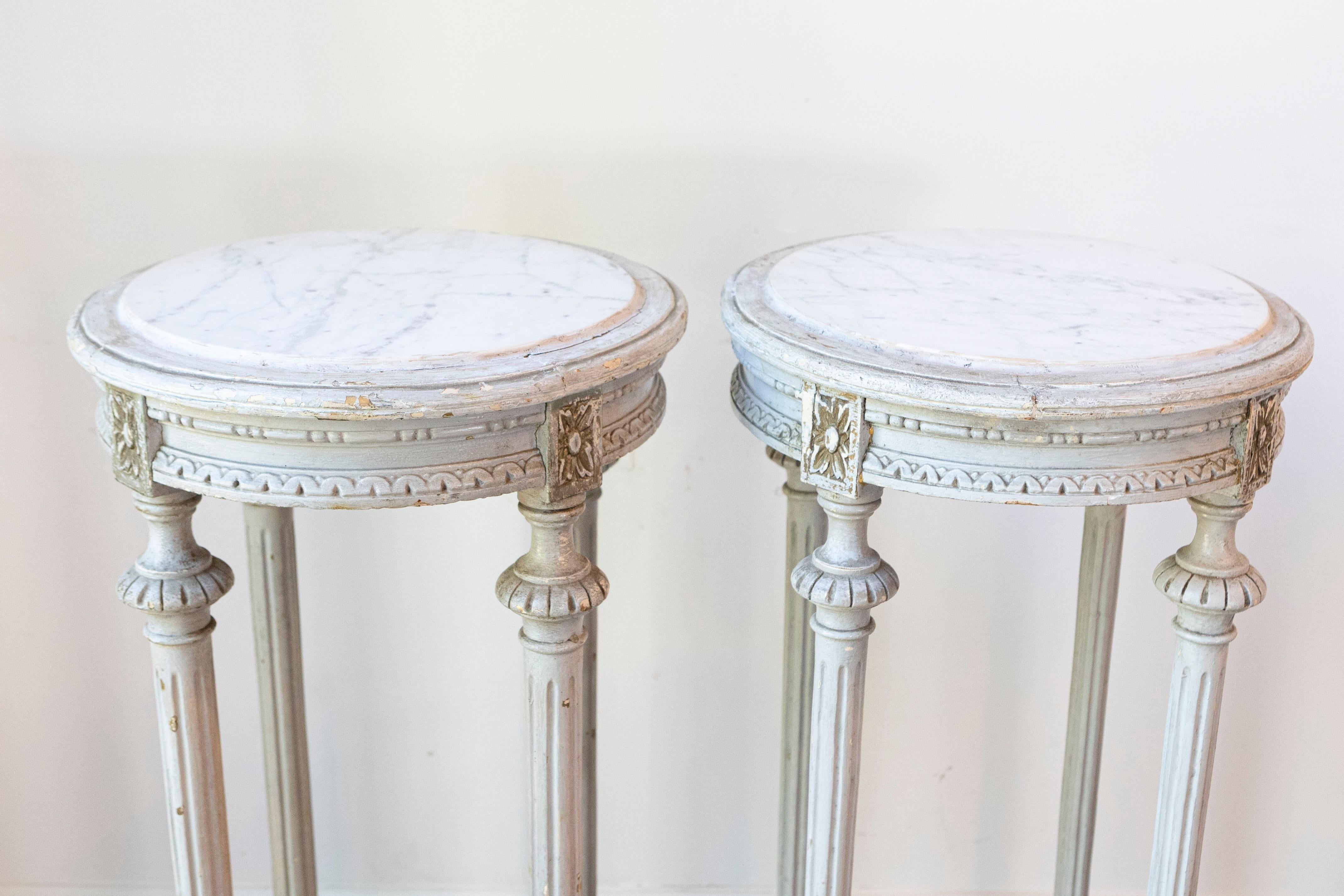 Carved Pair of Swedish 1830s Neoclassical Painted Pedestal Stands with Carrara Marble For Sale