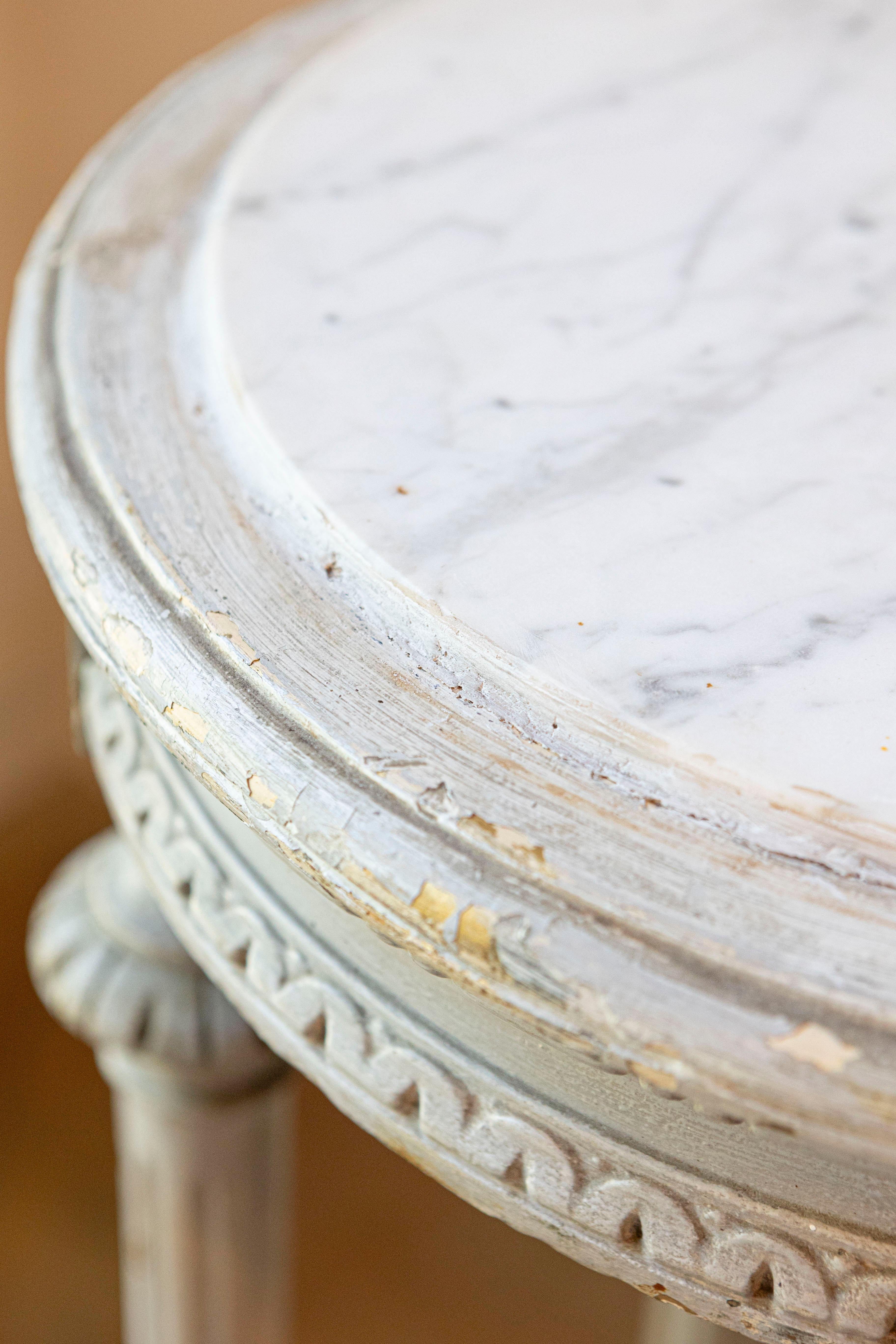 Pair of Swedish 1830s Neoclassical Painted Pedestal Stands with Carrara Marble For Sale 1