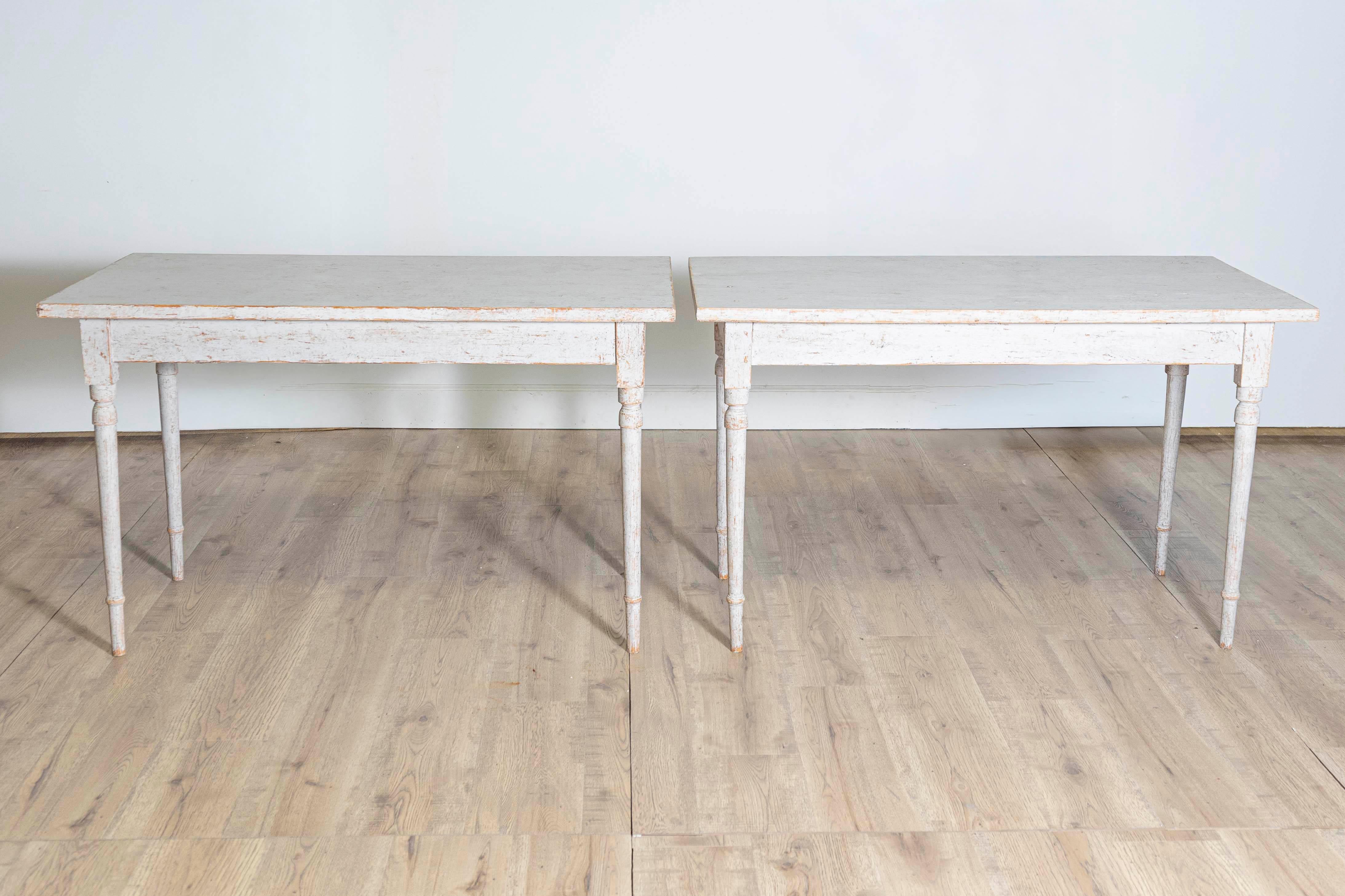 Suédois Paire de tables d'appoint suédoises des années 1840 peintes en gris clair avec finition vieillie en vente
