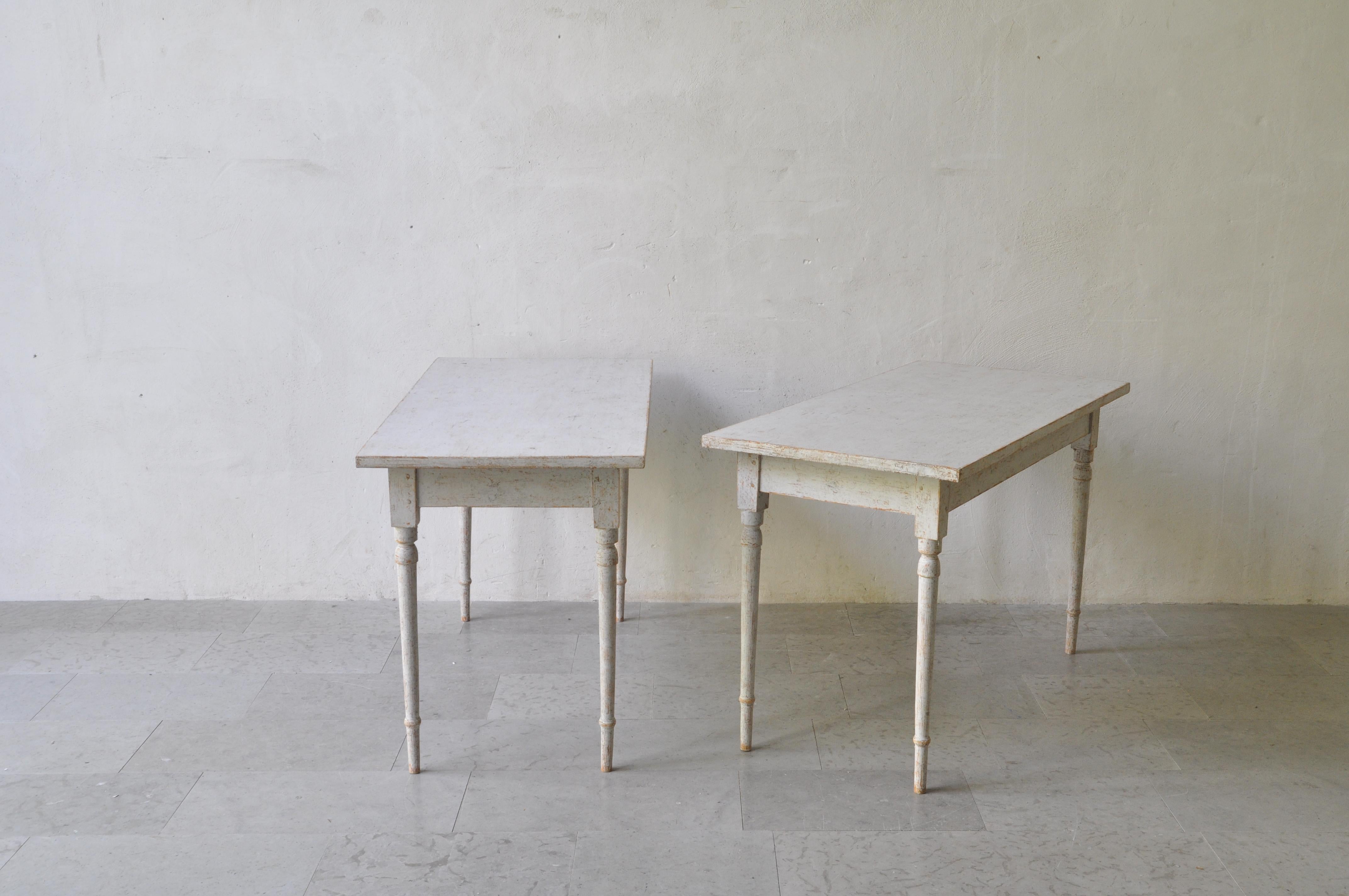 19th Century Pair of Swedish 1840s Light Gray Painted Side Tables with Distressed Finish For Sale