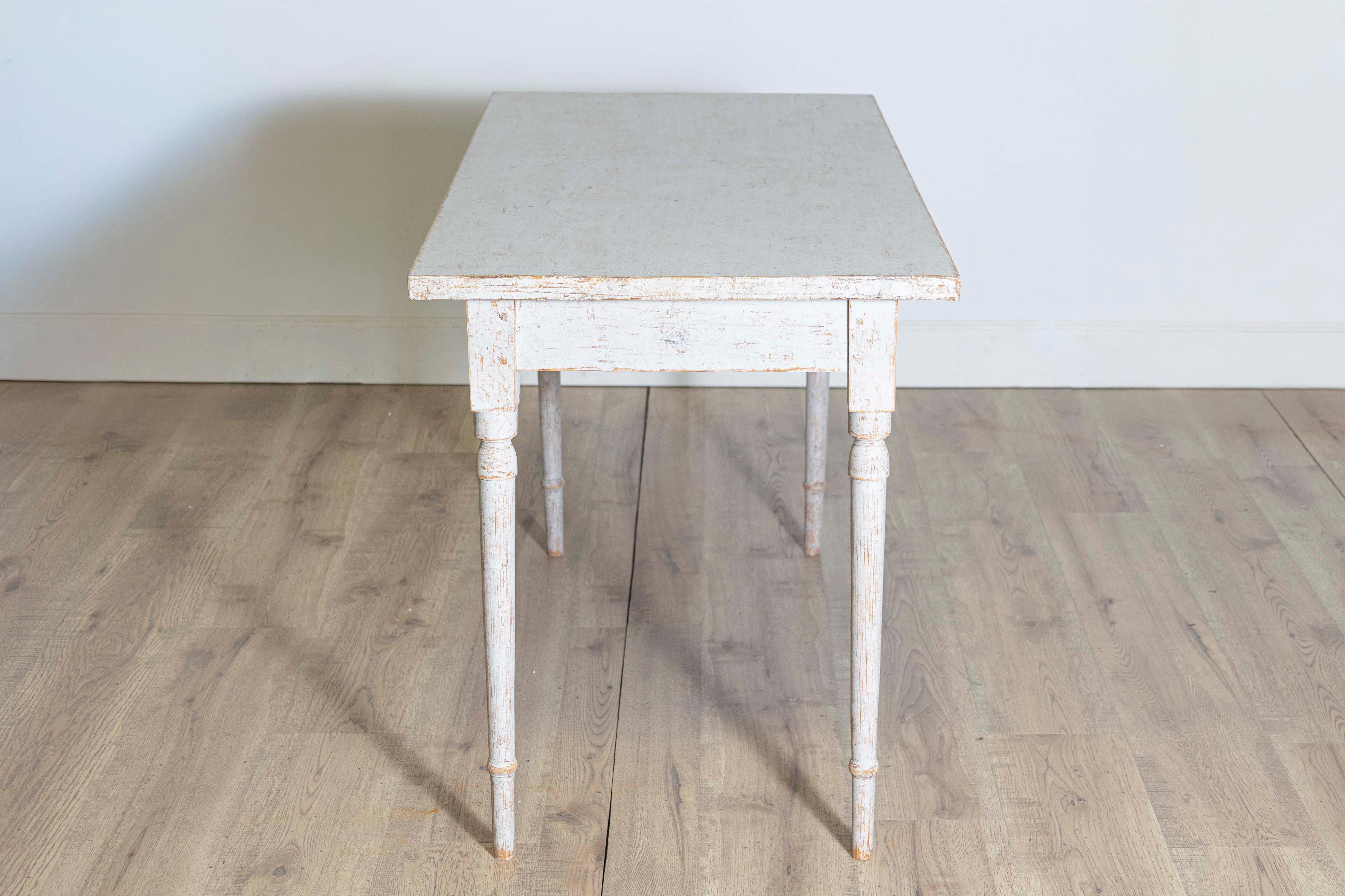Paire de tables d'appoint suédoises des années 1840 peintes en gris clair avec finition vieillie Bon état - En vente à Atlanta, GA