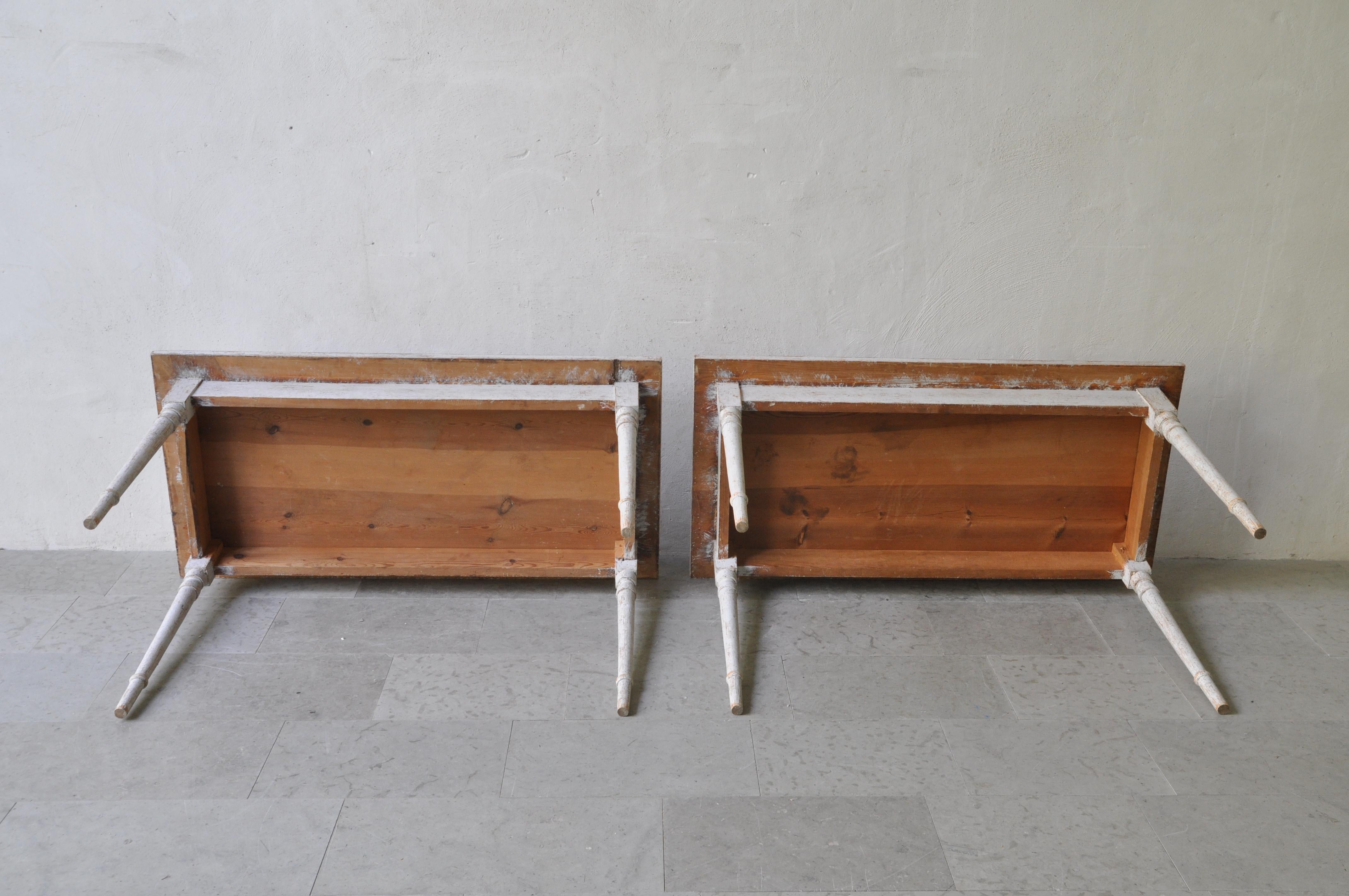 Pair of Swedish 1840s Light Gray Painted Side Tables with Distressed Finish For Sale 1