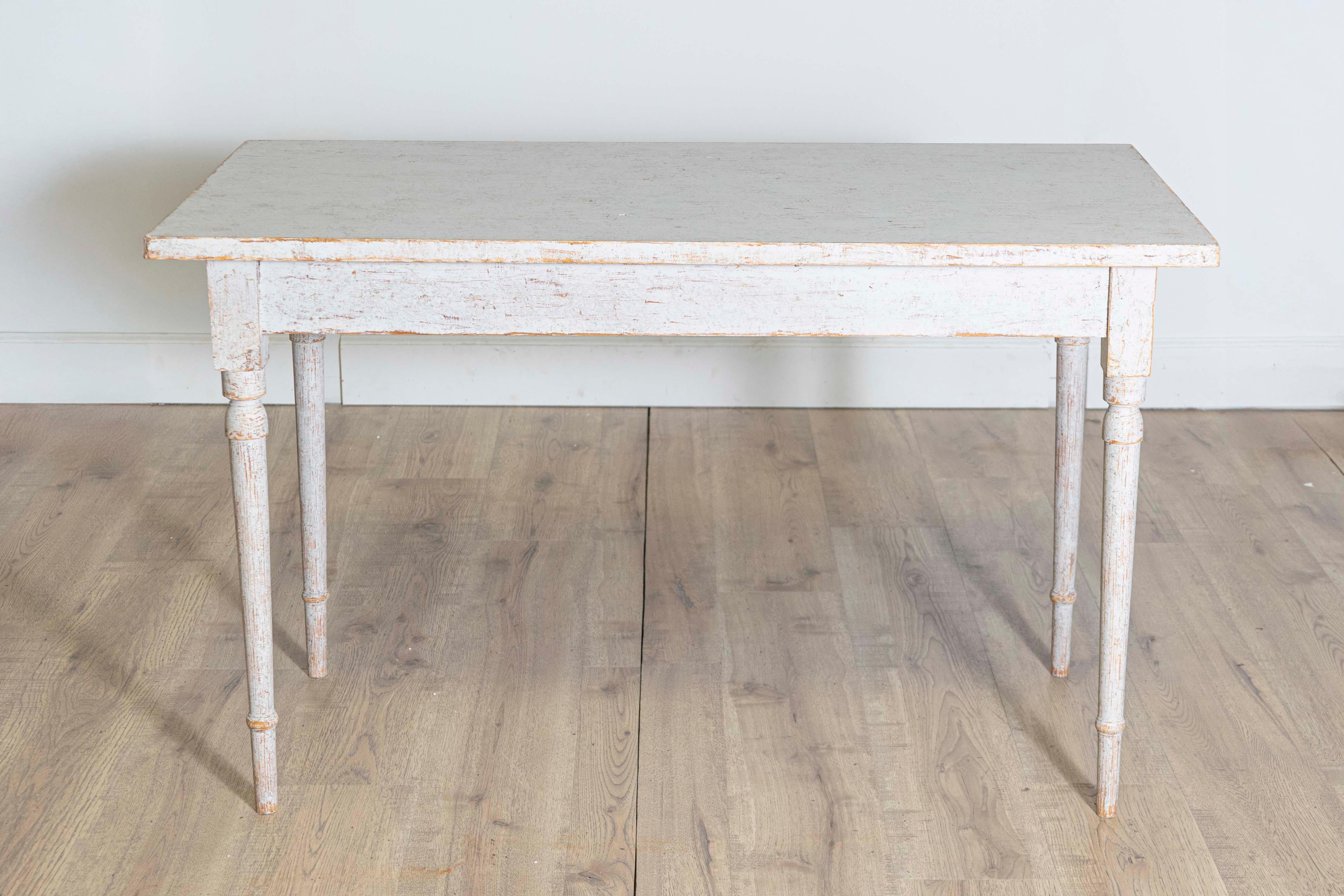 XIXe siècle Paire de tables d'appoint suédoises des années 1840 peintes en gris clair avec finition vieillie en vente